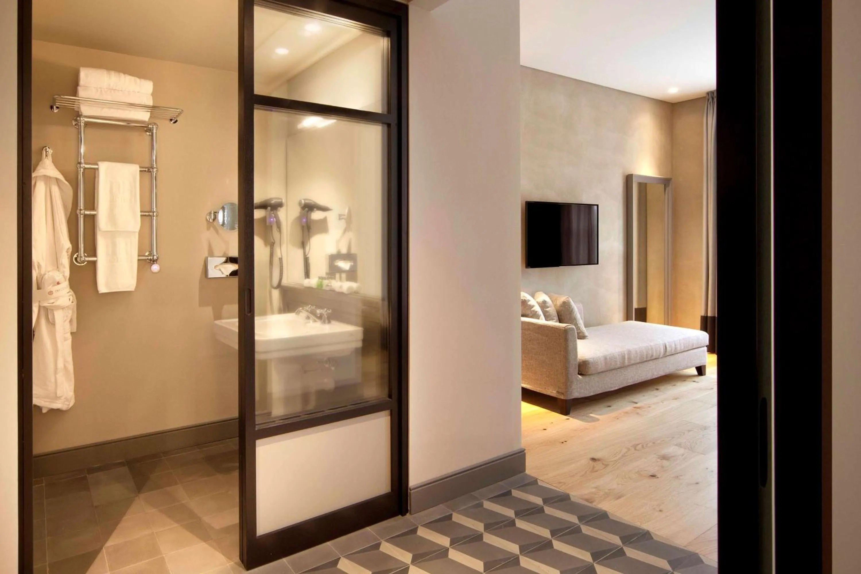 Photo of the whole room, Bed in NH Collection Torino Piazza Carlina