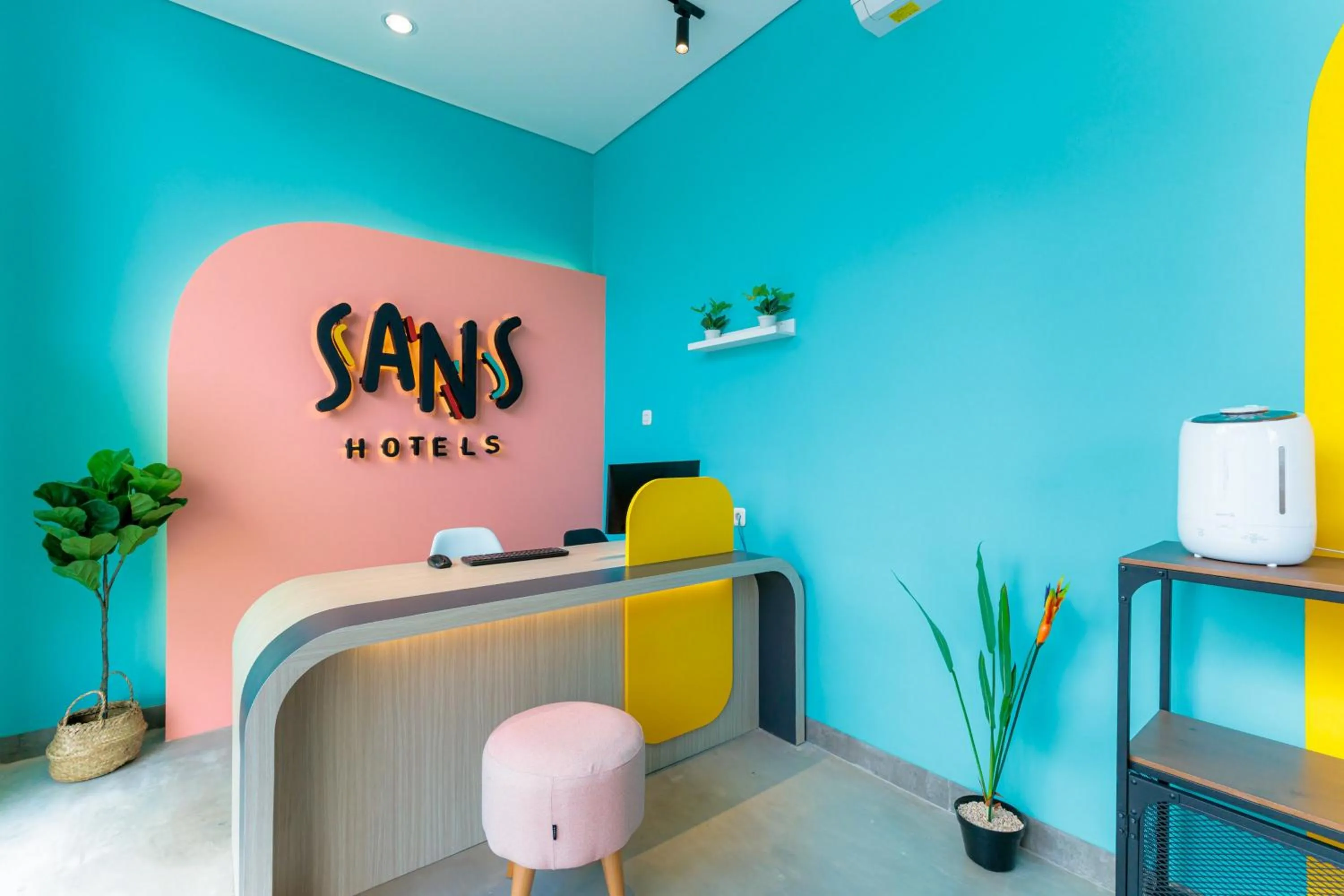 Lobby or reception, Bed in Sans Hotel Kelapa Gading Jakarta