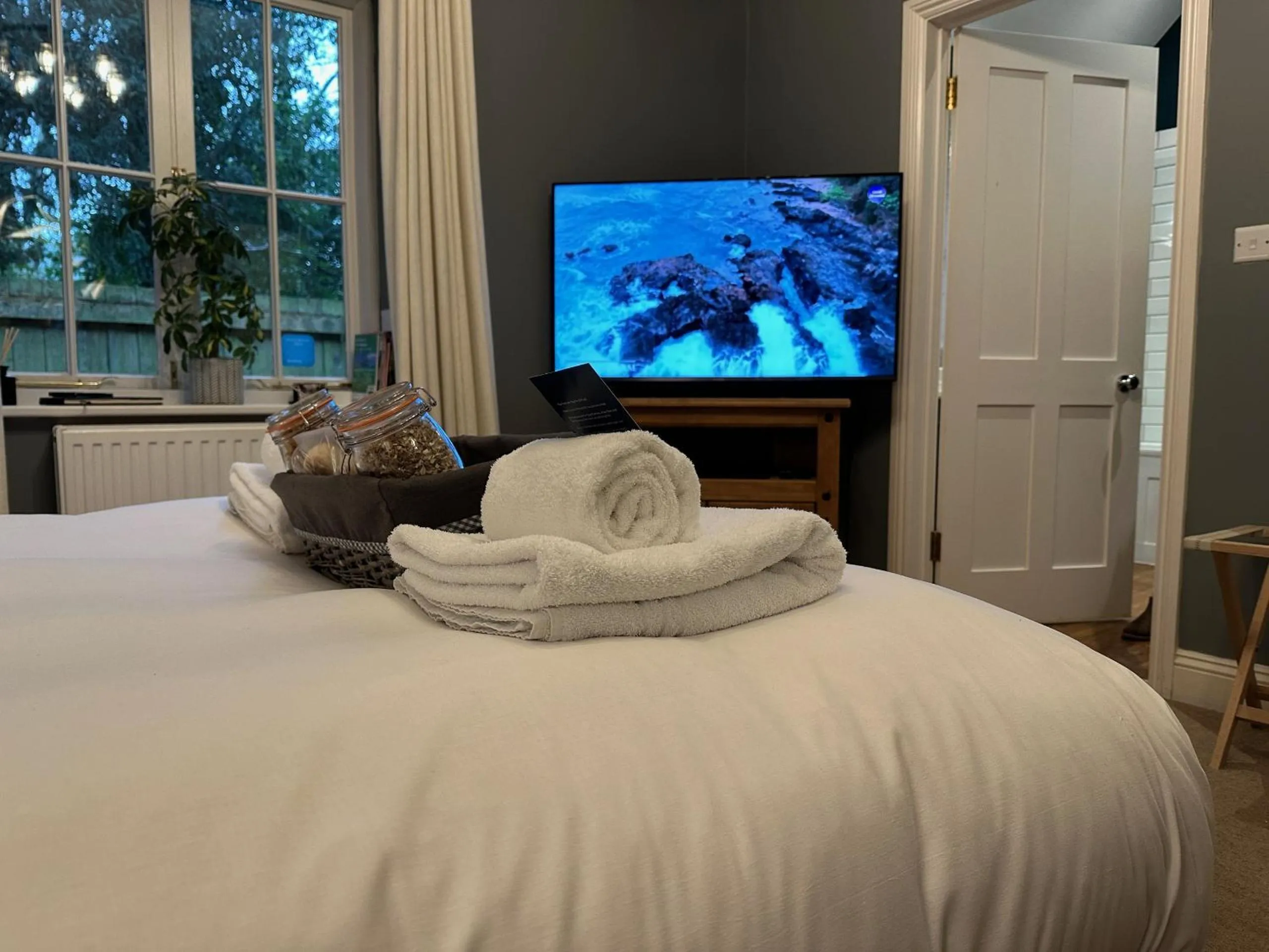 Bedroom, Bed in Stonehenge Cottages