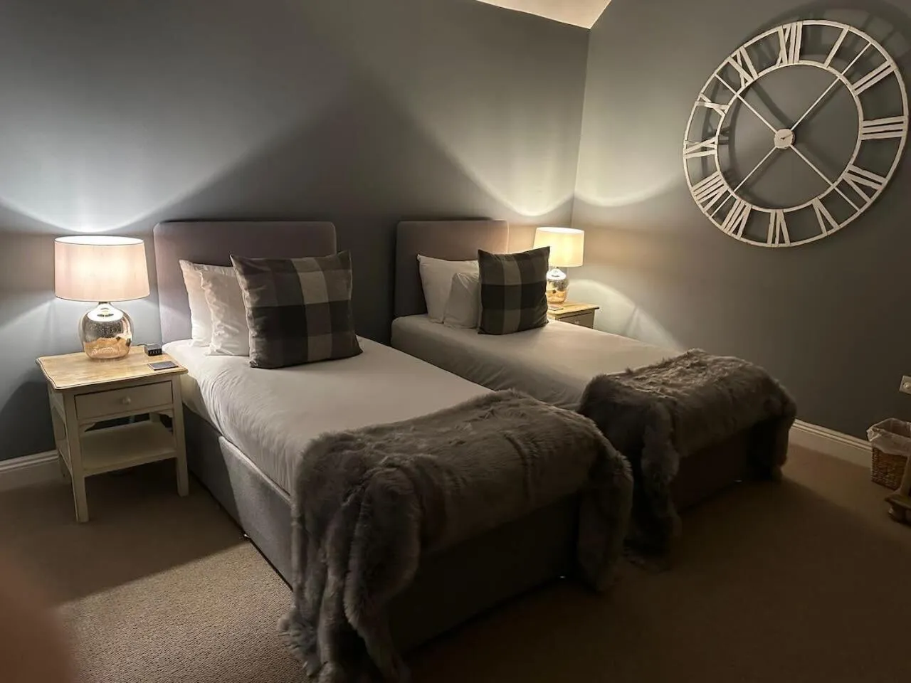 Bedroom, Bed in Stonehenge Cottages