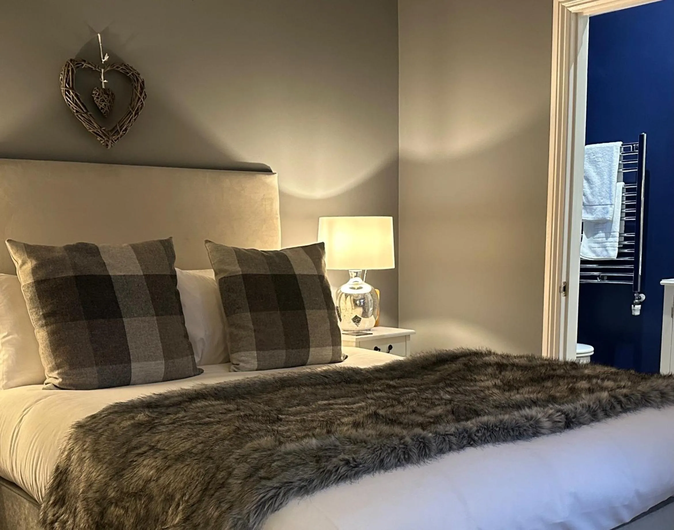 Bedroom, Bed in Stonehenge Cottages