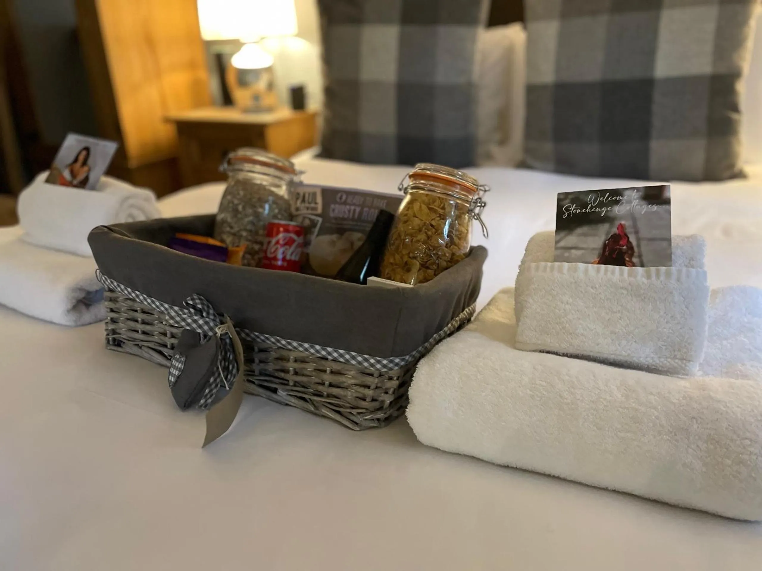 Bedroom, Bed in Stonehenge Cottages