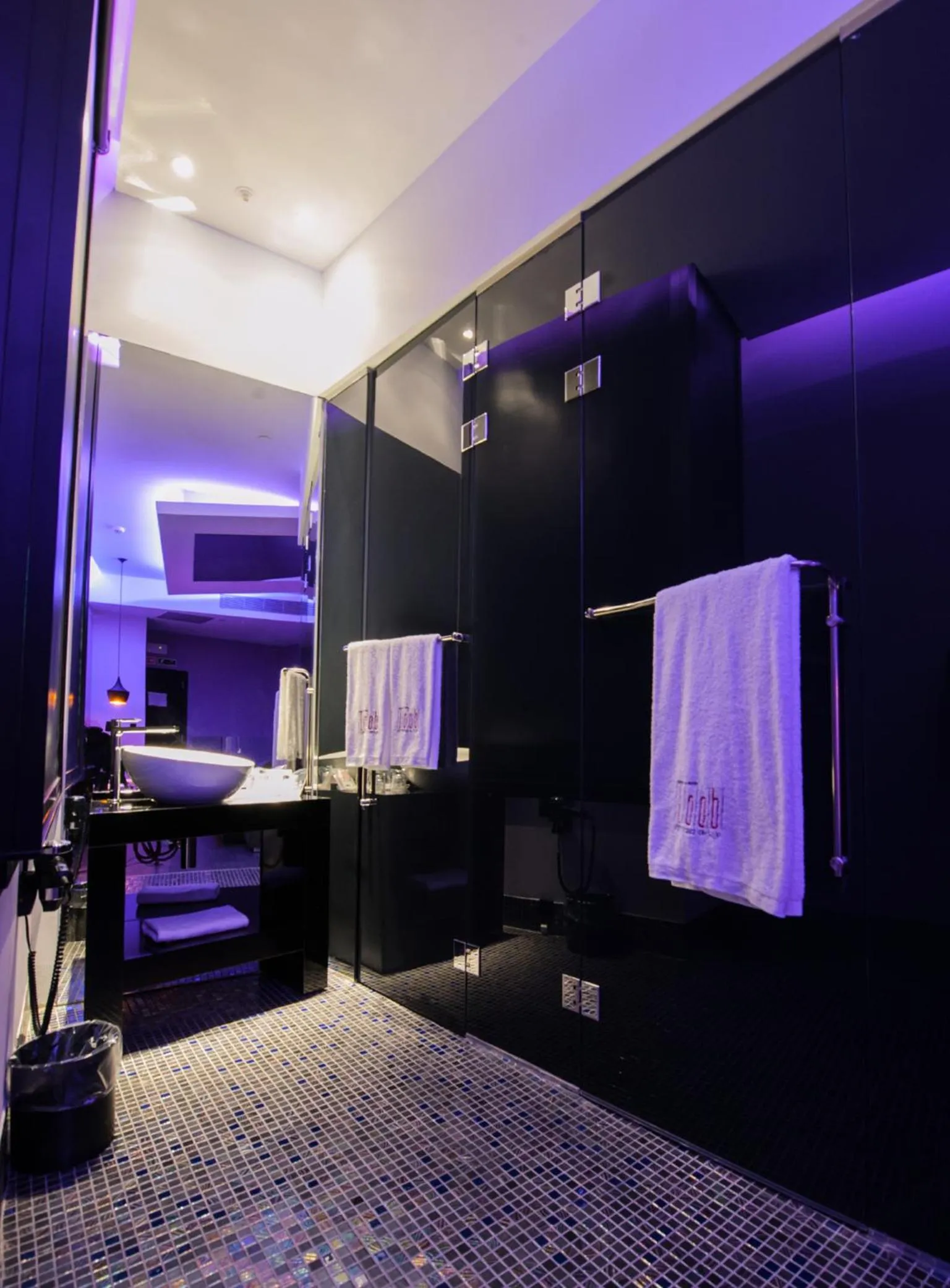 Bathroom, Bed in Hotel Loob Madrid