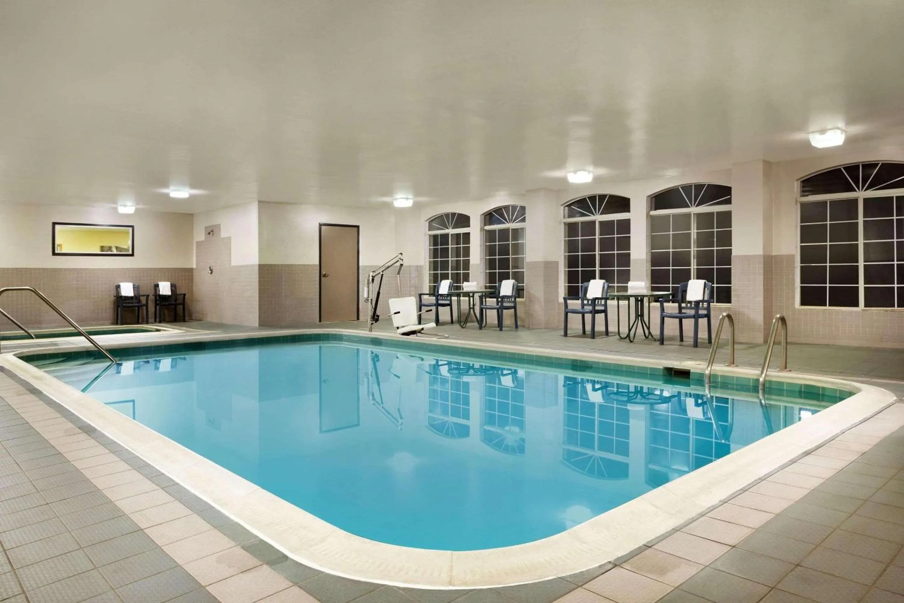 Swimming pool in Country Inn & Suites by Radisson, Lexington, VA