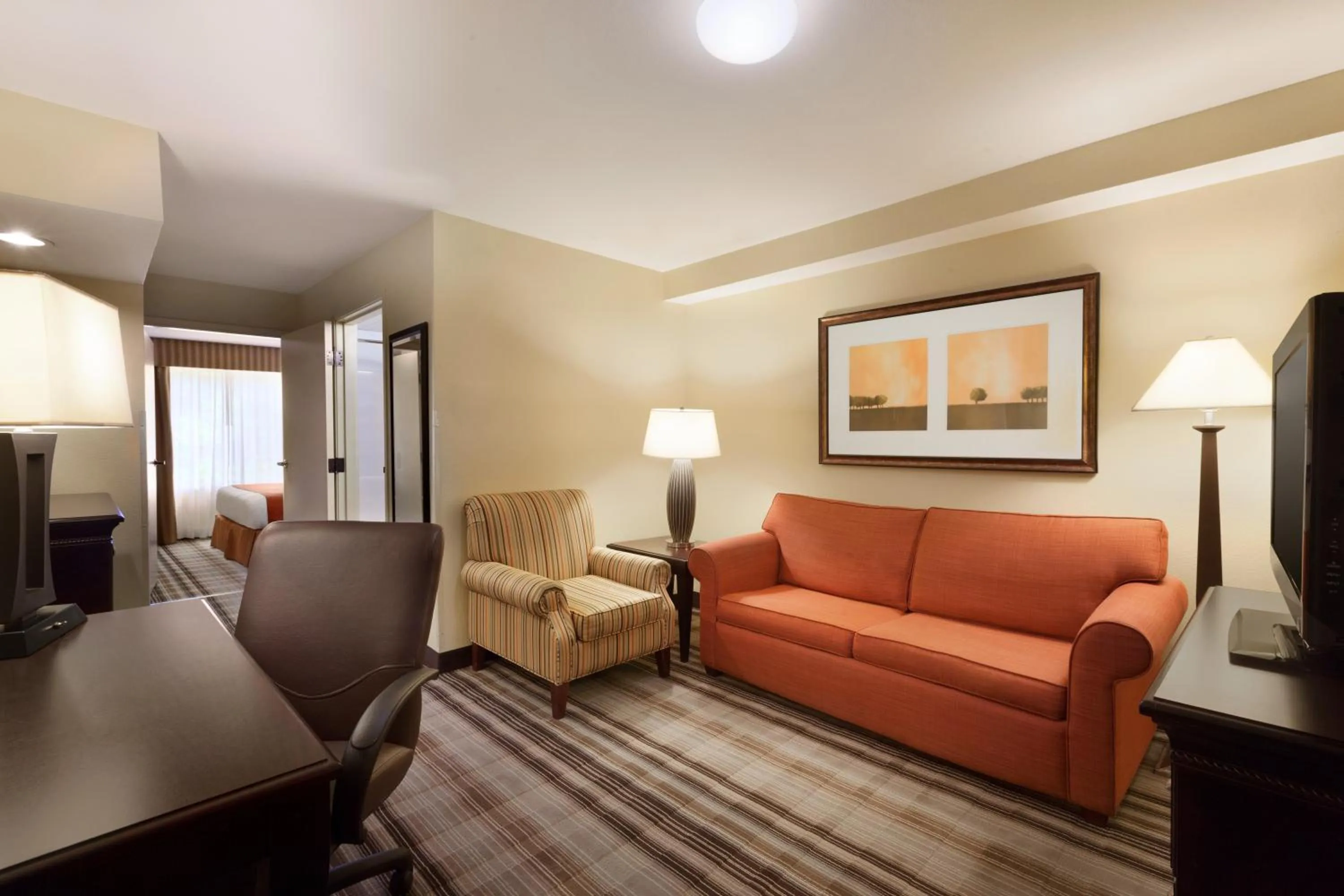 Living room in Country Inn & Suites by Radisson, Lexington, VA