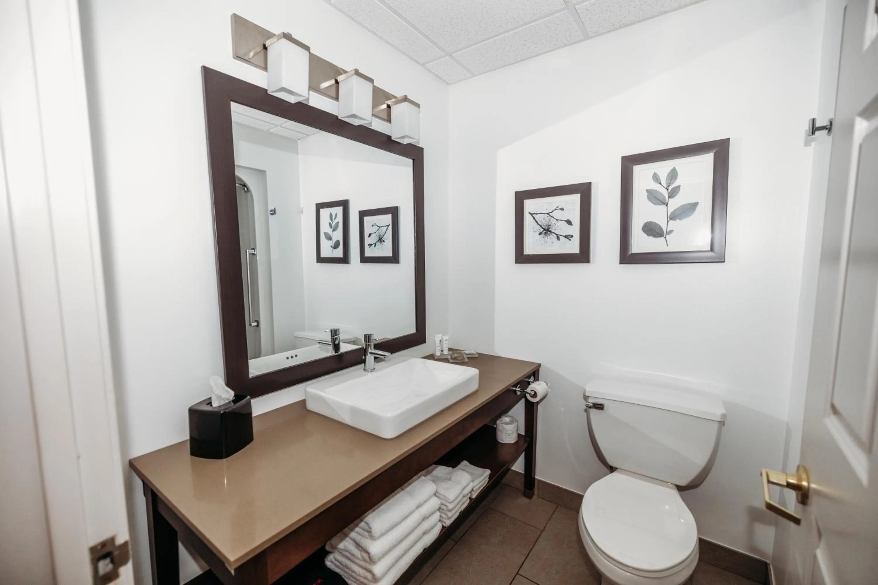 Bathroom in Parkview Inn & Suites, Lancaster Amish Country, PA