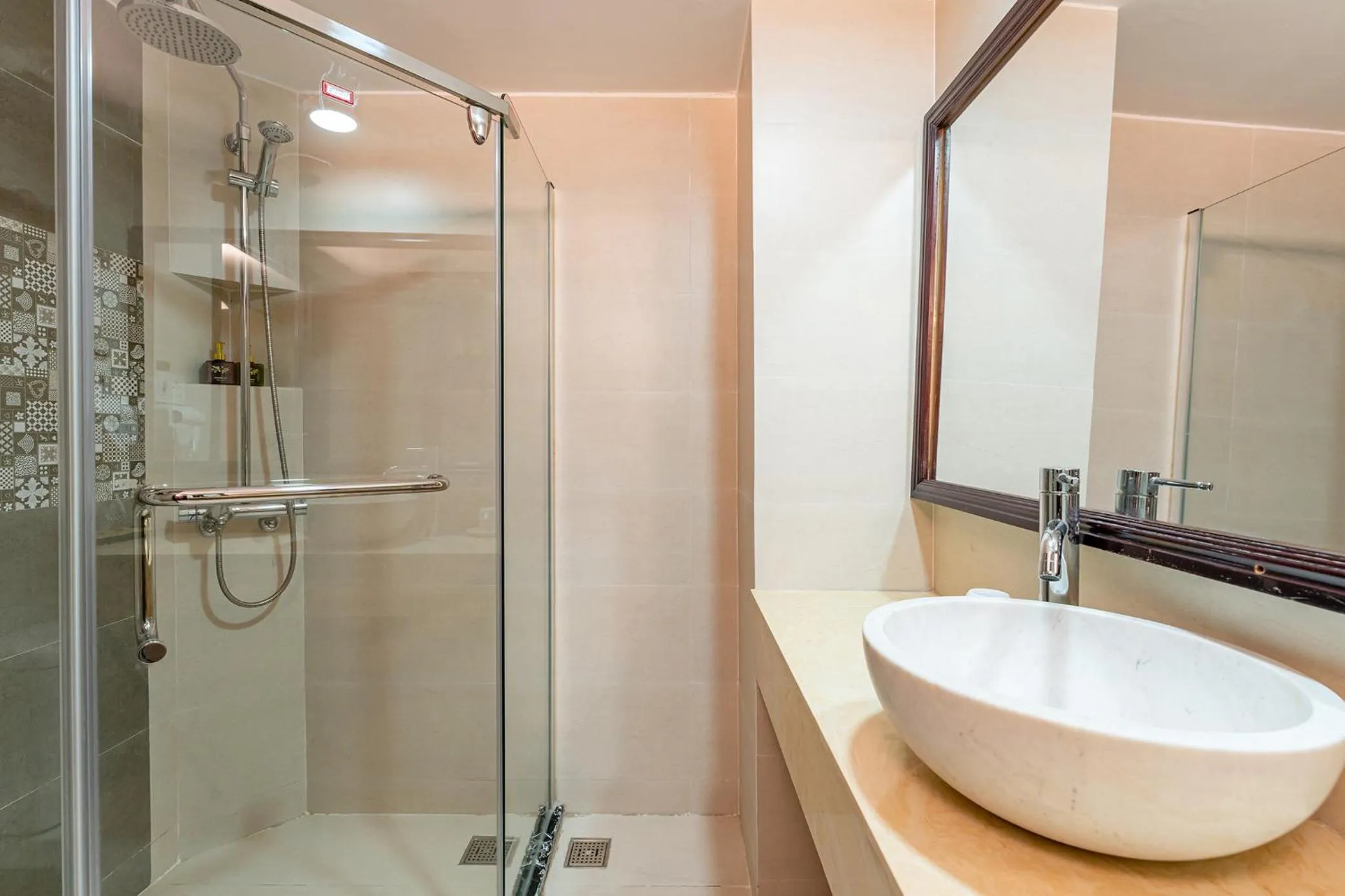 Shower in THUY DUONG 3 Boutique Hotel & Spa