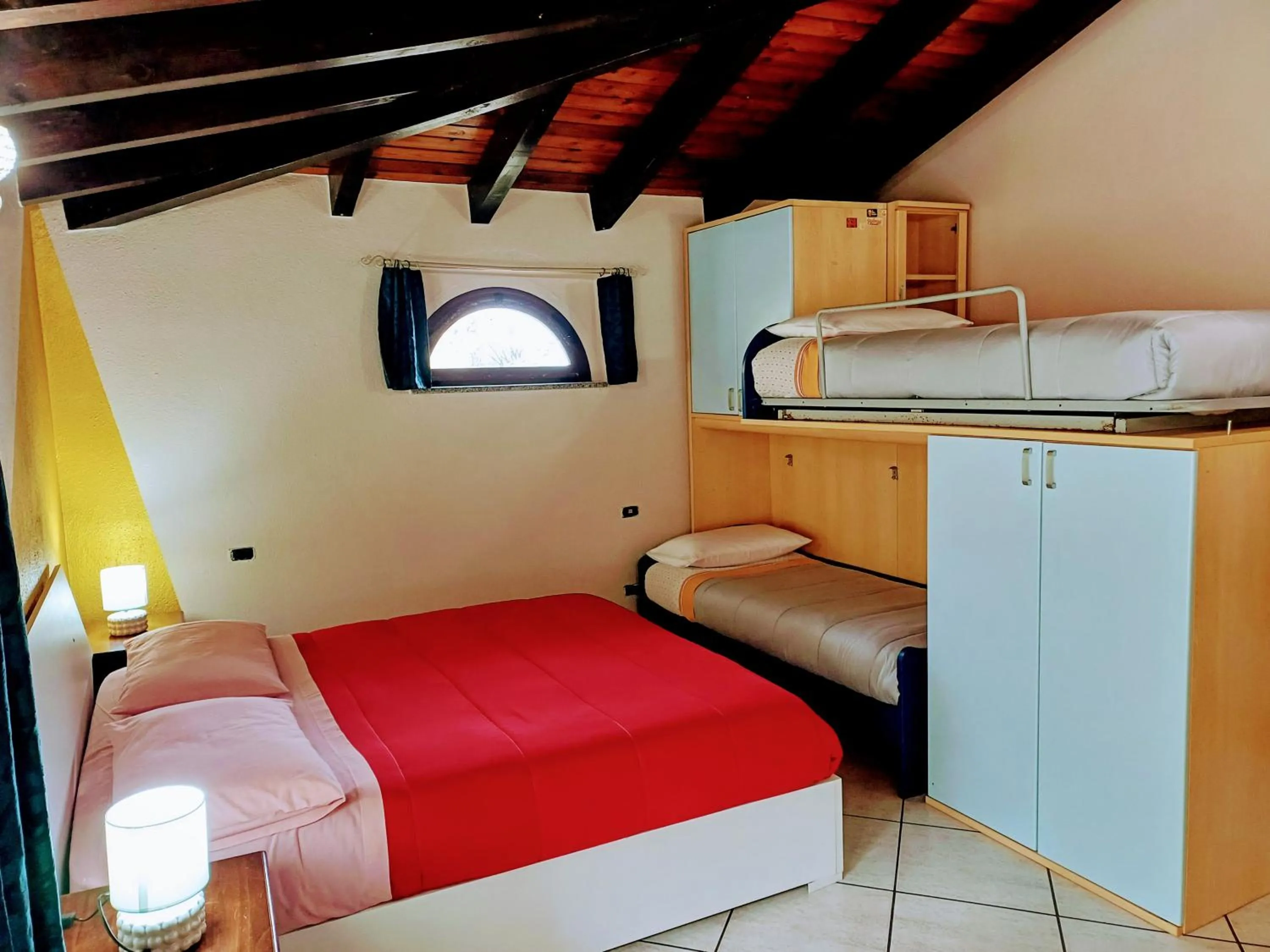 Photo of the whole room, Bed in Monti e Mare