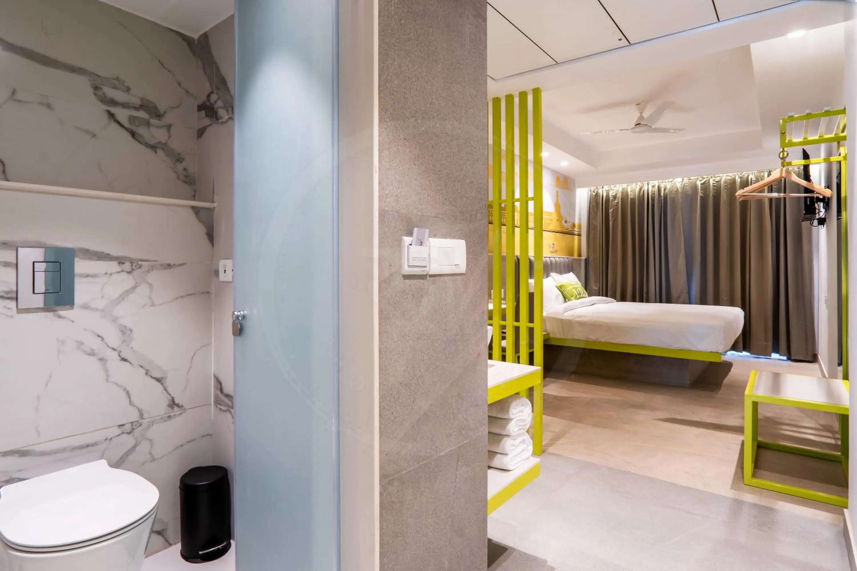 Bathroom, Bed in Le Roi Dehradun at Dehradun Railway Station