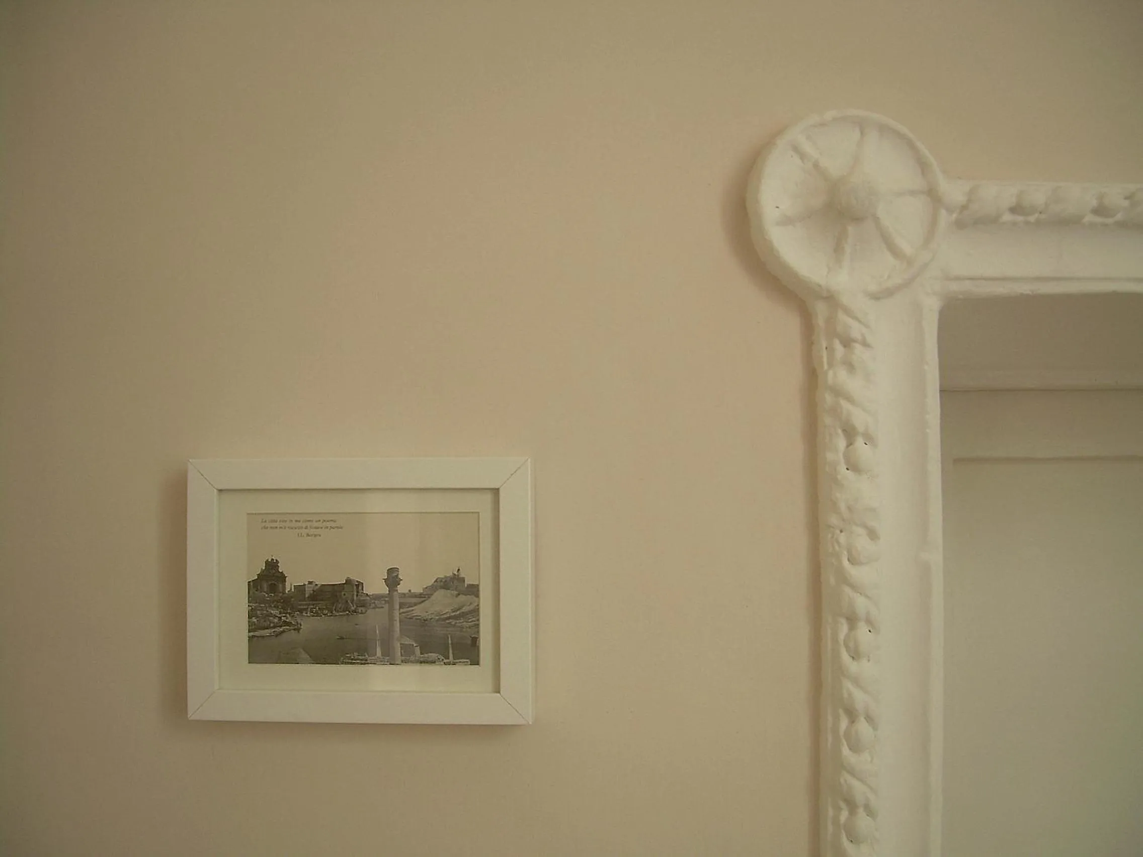 Decorative detail in I Templari B&B self-contained