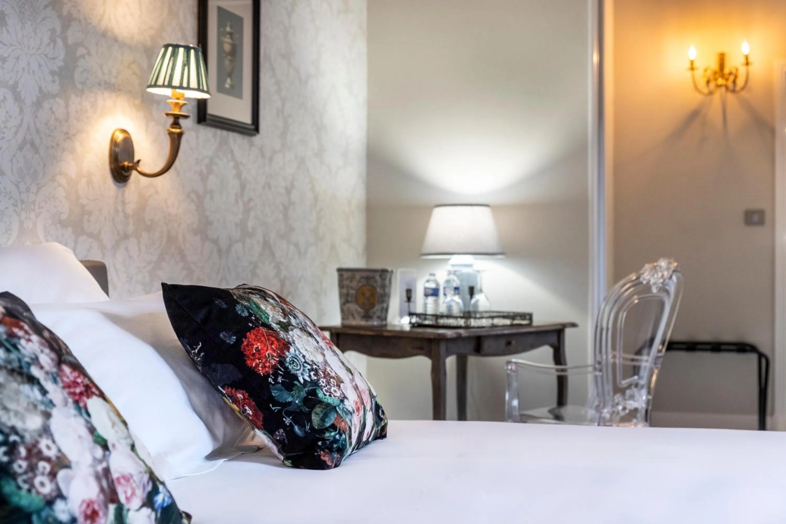 Bedroom, Bed in Hôtel de la Poste à Avallon, Bourgogne