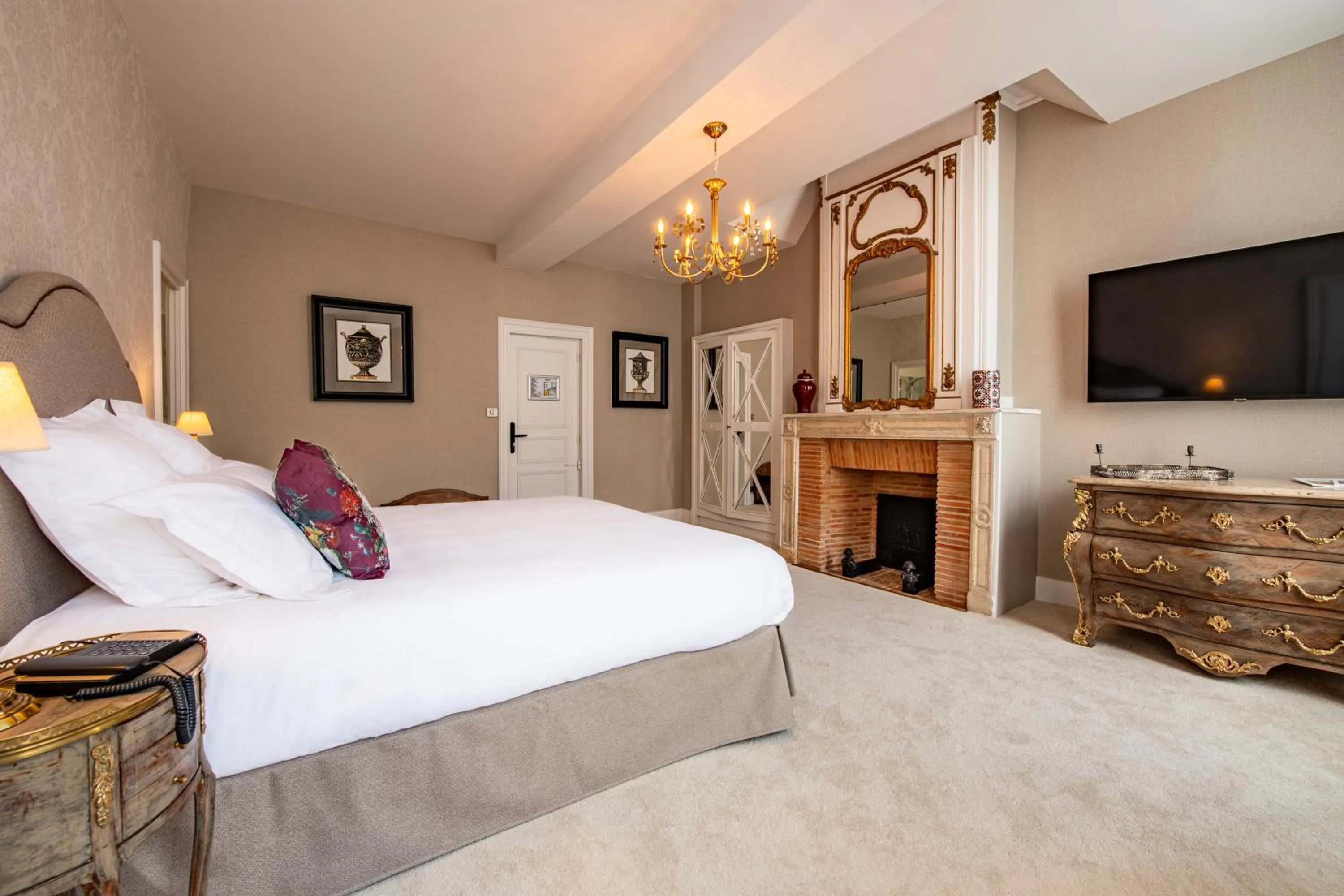 Bedroom, Bed in Hôtel de la Poste à Avallon, Bourgogne