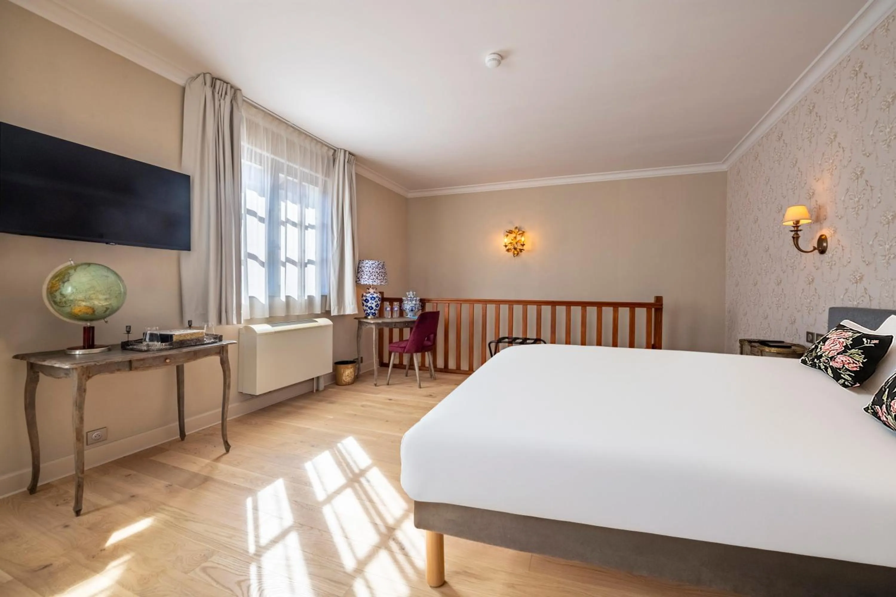 Photo of the whole room, Bed in Hôtel de la Poste à Avallon, Bourgogne