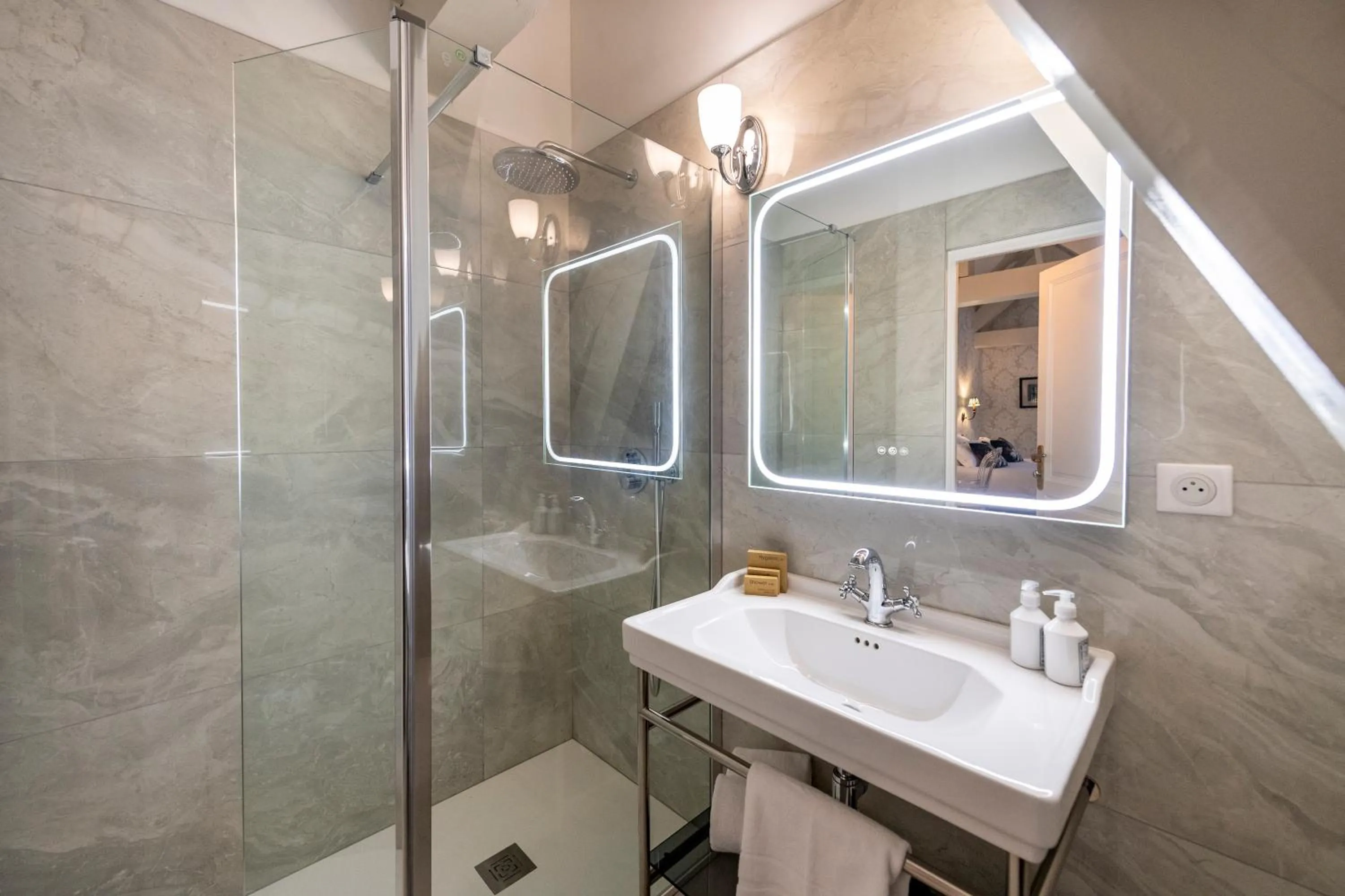 Bathroom in Hôtel de la Poste à Avallon, Bourgogne