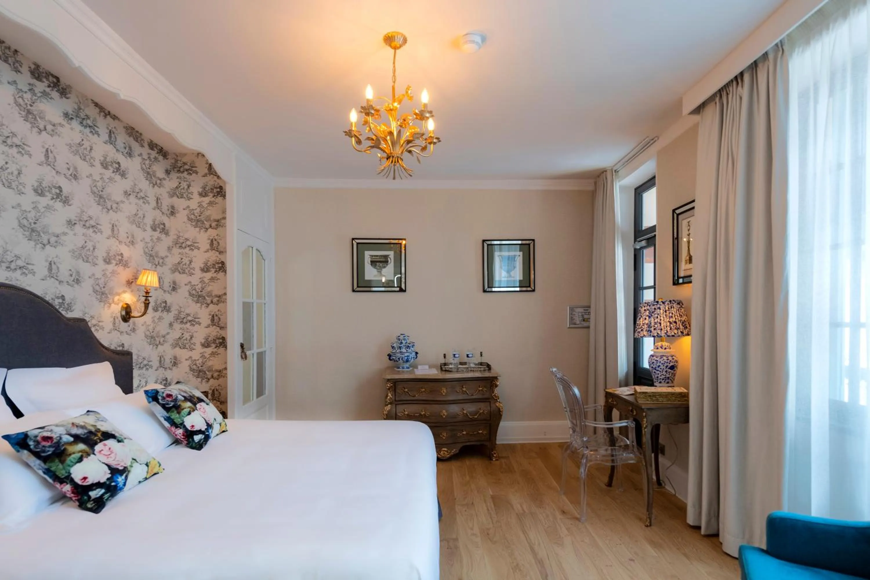 Photo of the whole room, Bed in Hôtel de la Poste à Avallon, Bourgogne