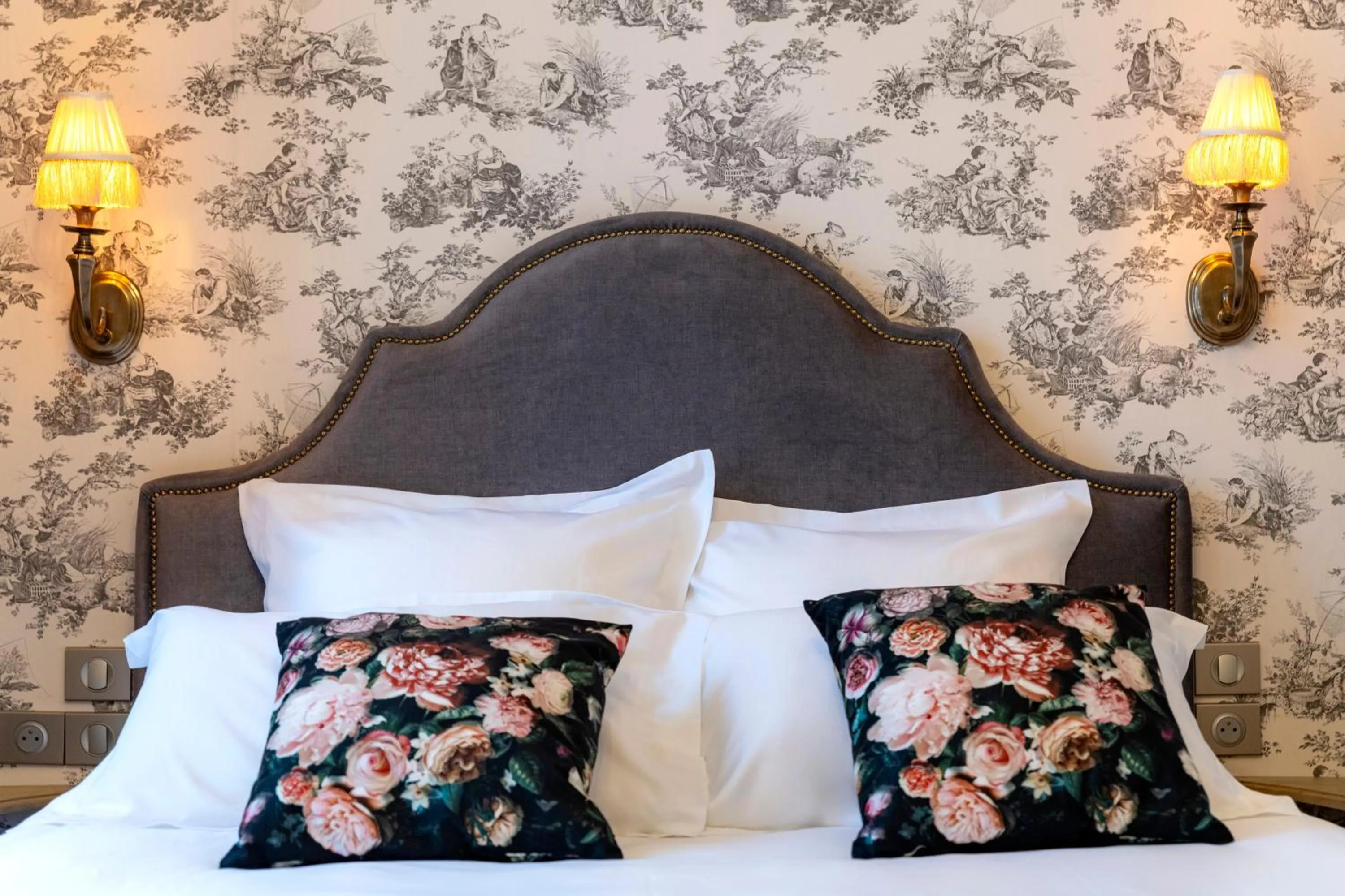 Bed in Hôtel de la Poste à Avallon, Bourgogne