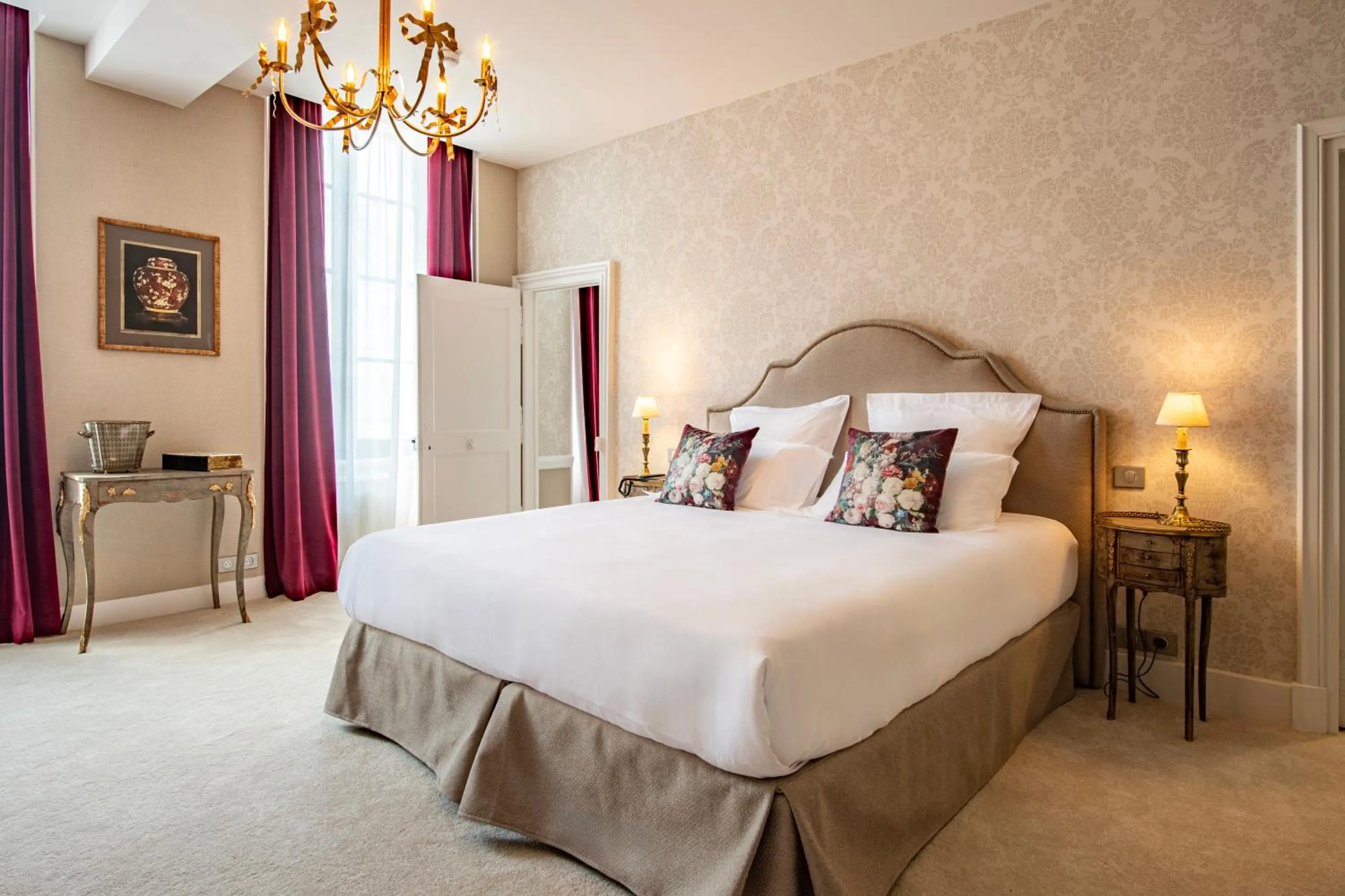 Photo of the whole room, Bed in Hôtel de la Poste à Avallon, Bourgogne