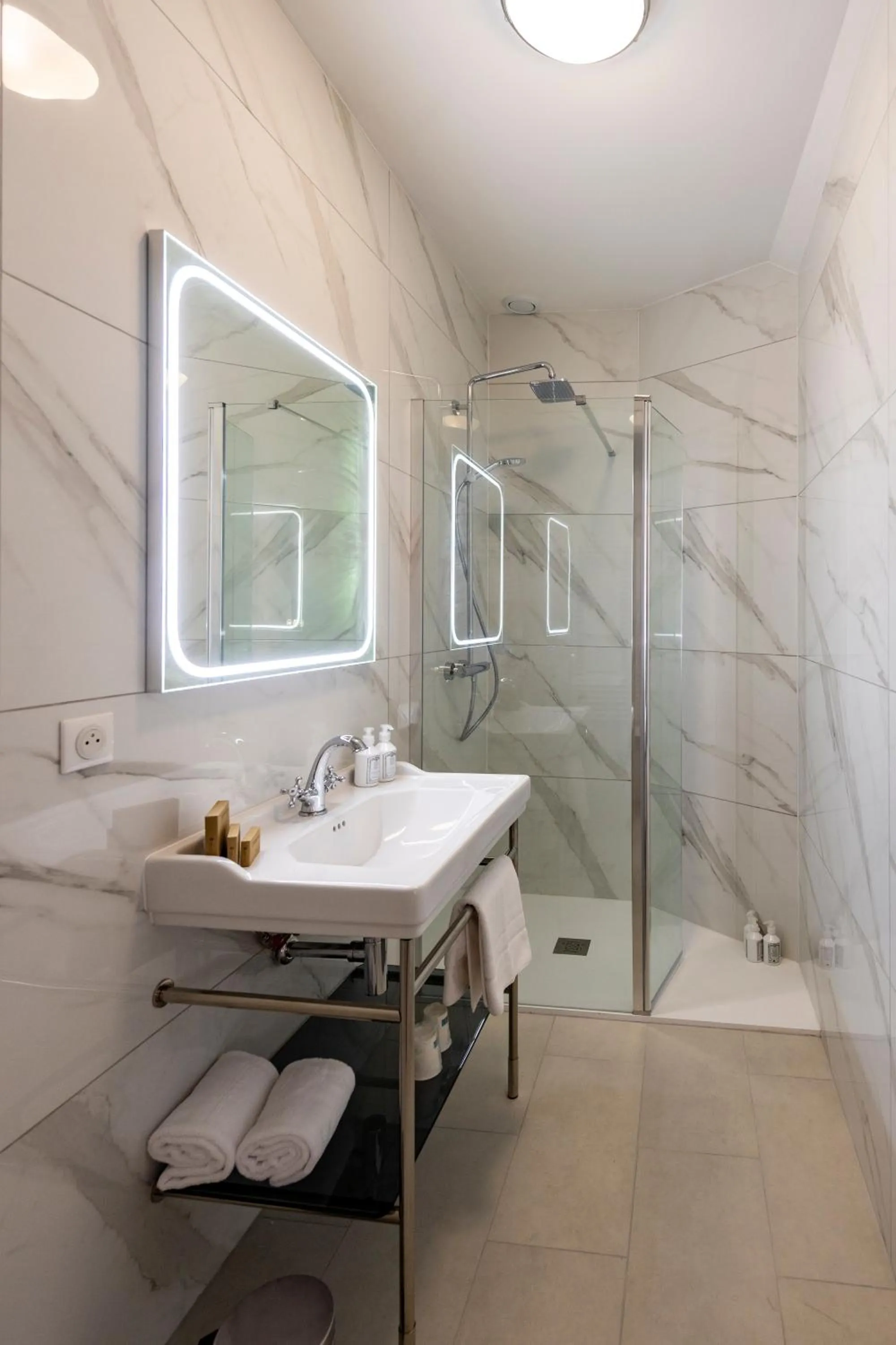 Shower in Hôtel de la Poste à Avallon, Bourgogne