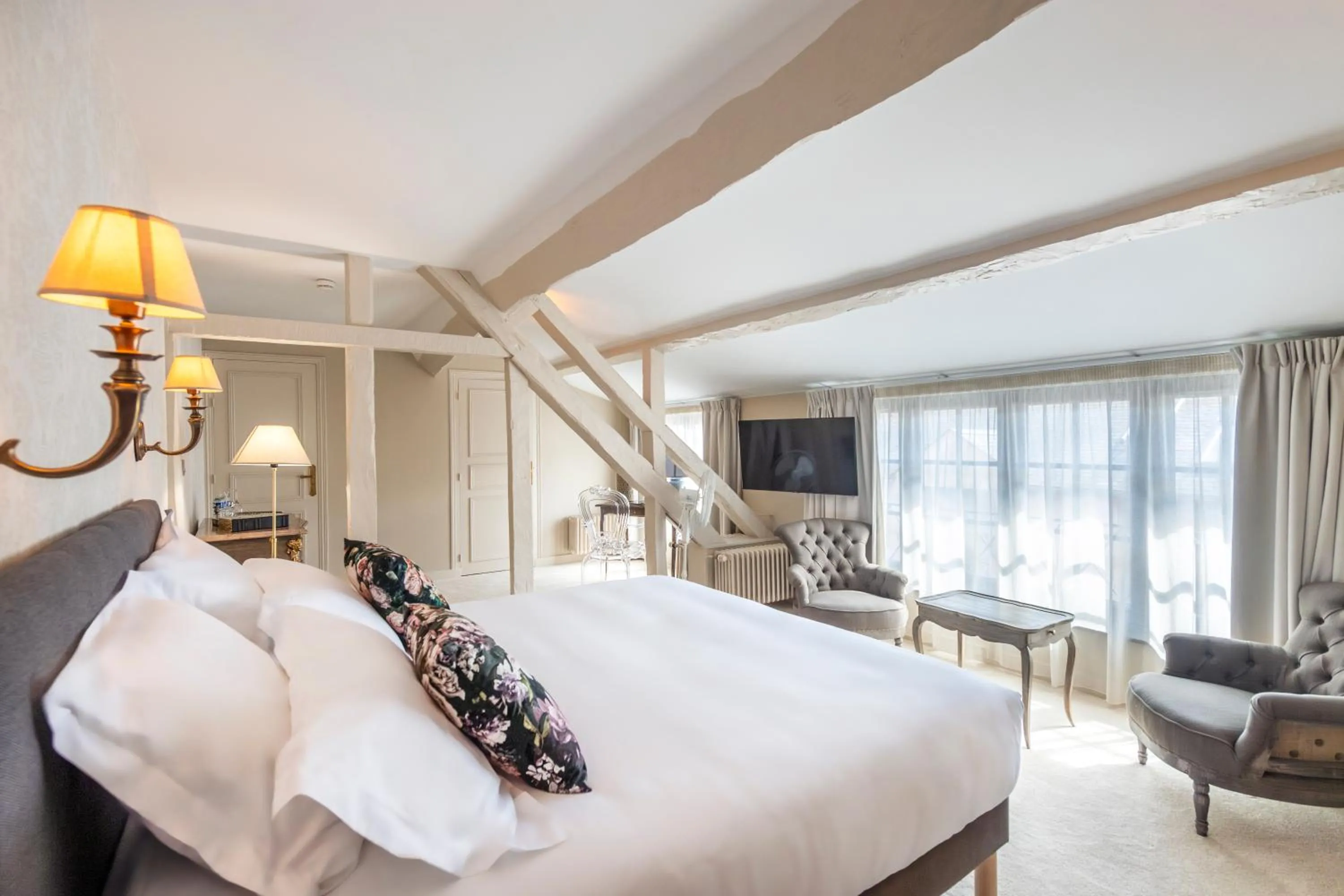 Photo of the whole room, Bed in Hôtel de la Poste à Avallon, Bourgogne