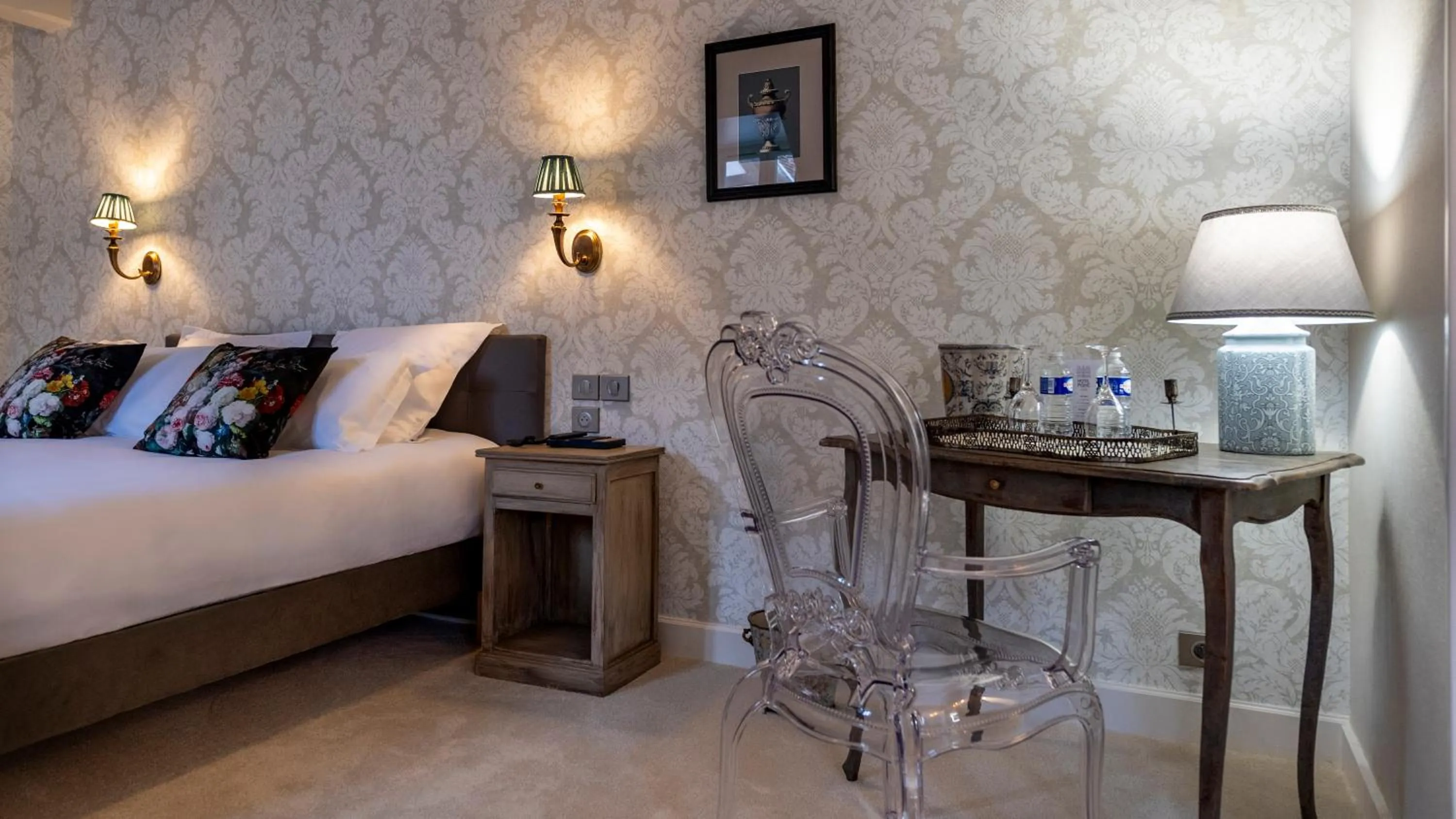 Bed in Hôtel de la Poste à Avallon, Bourgogne