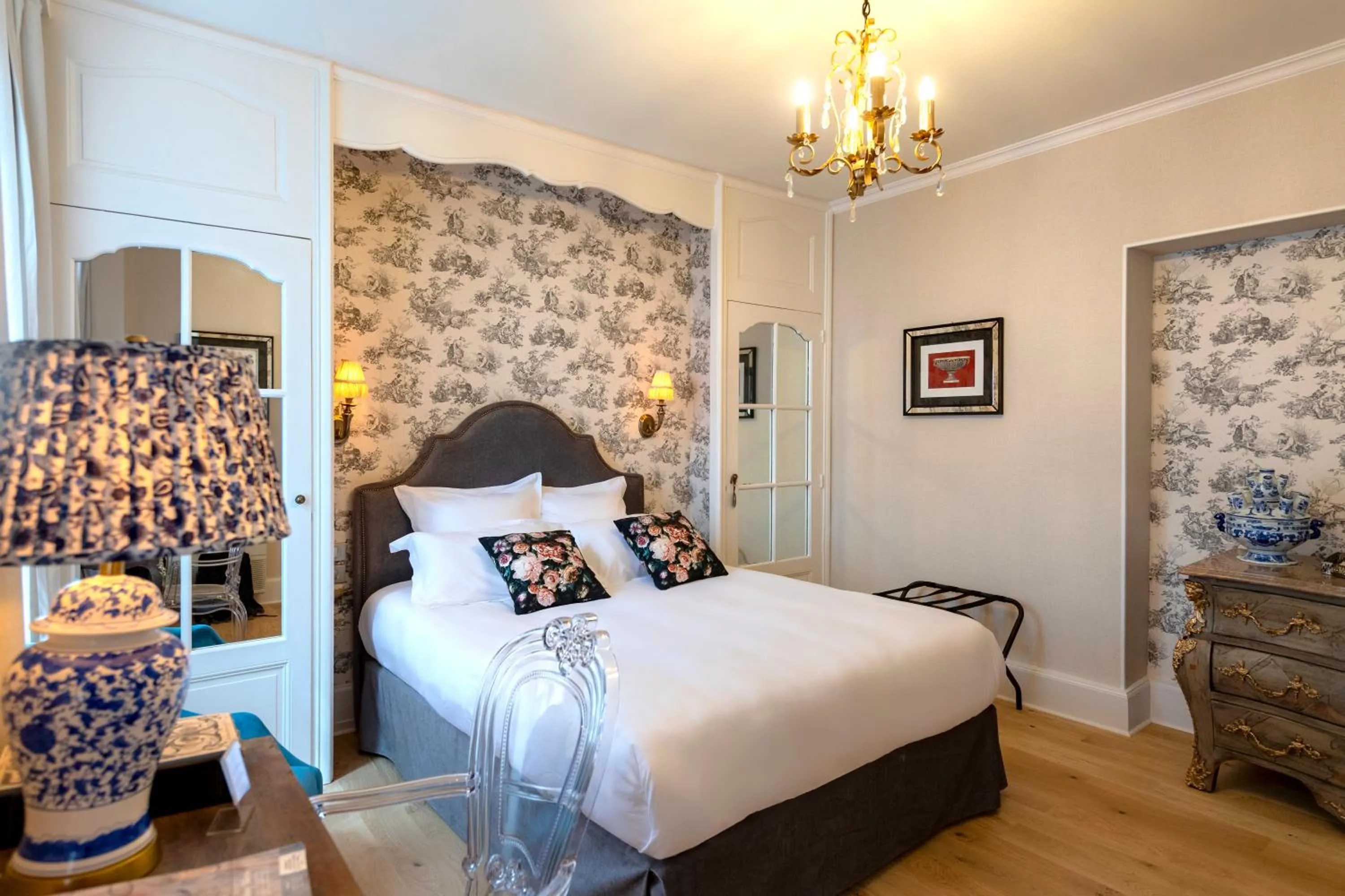 Photo of the whole room, Bed in Hôtel de la Poste à Avallon, Bourgogne