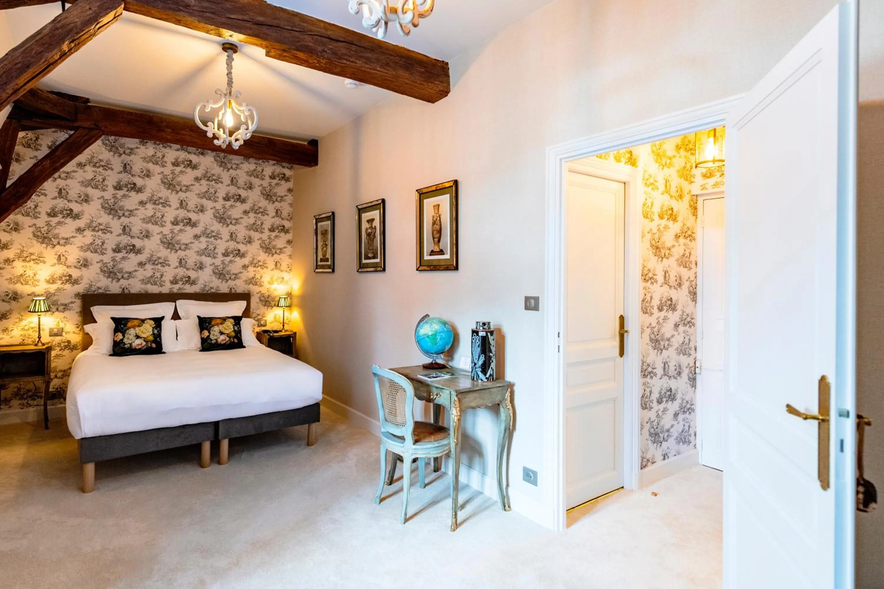 Bedroom, Bed in Hôtel de la Poste à Avallon, Bourgogne