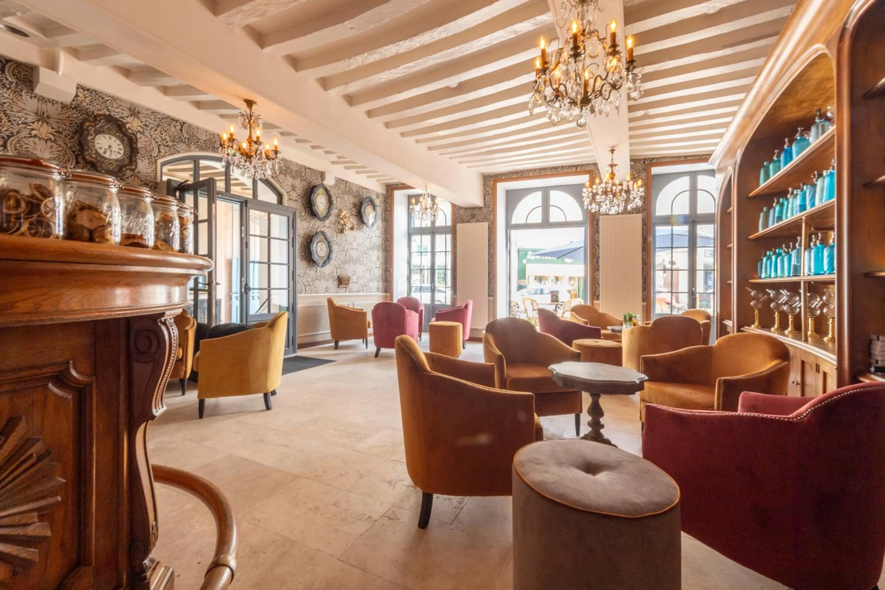 Lounge or bar in Hôtel de la Poste à Avallon, Bourgogne