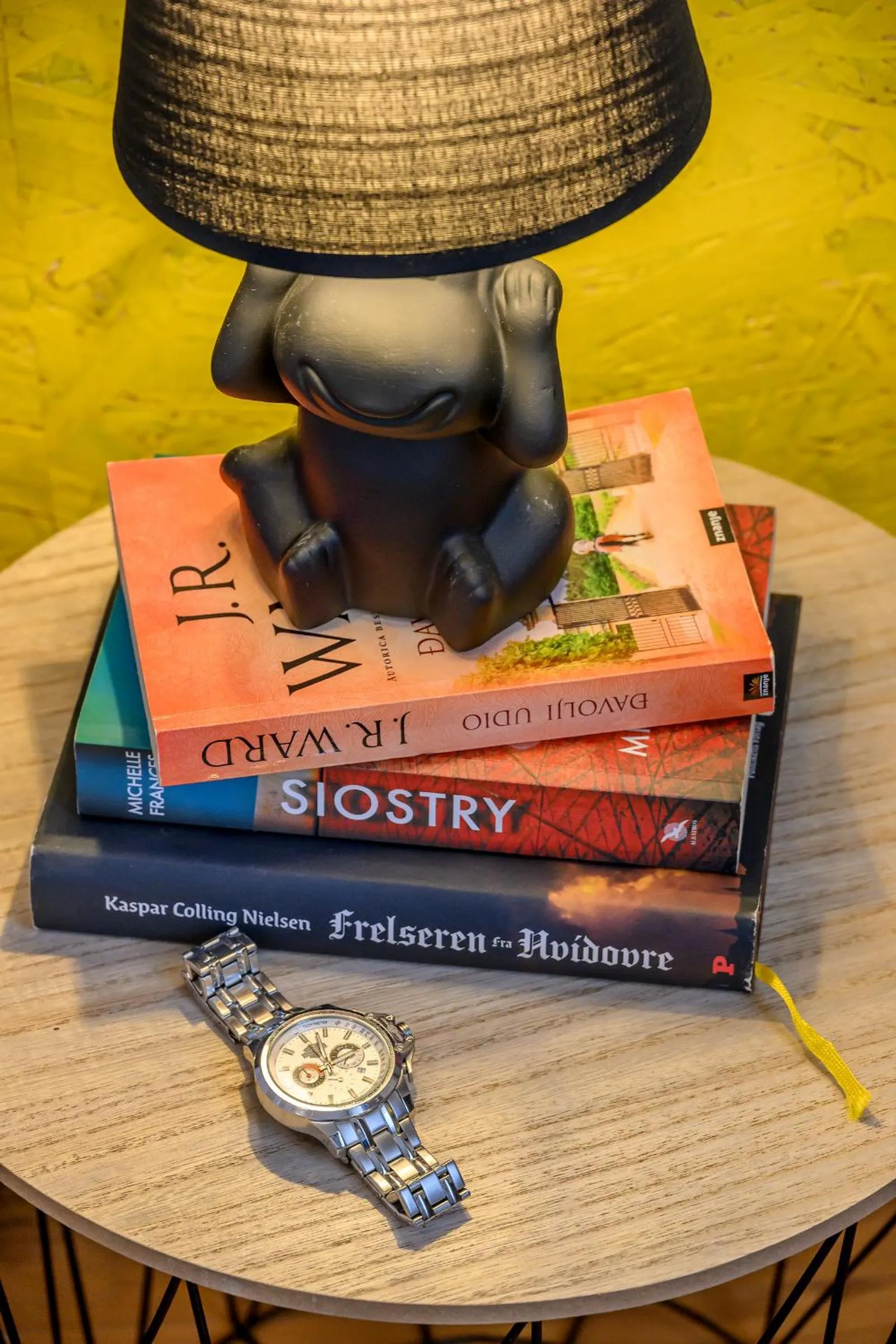 Yellow house with private parking