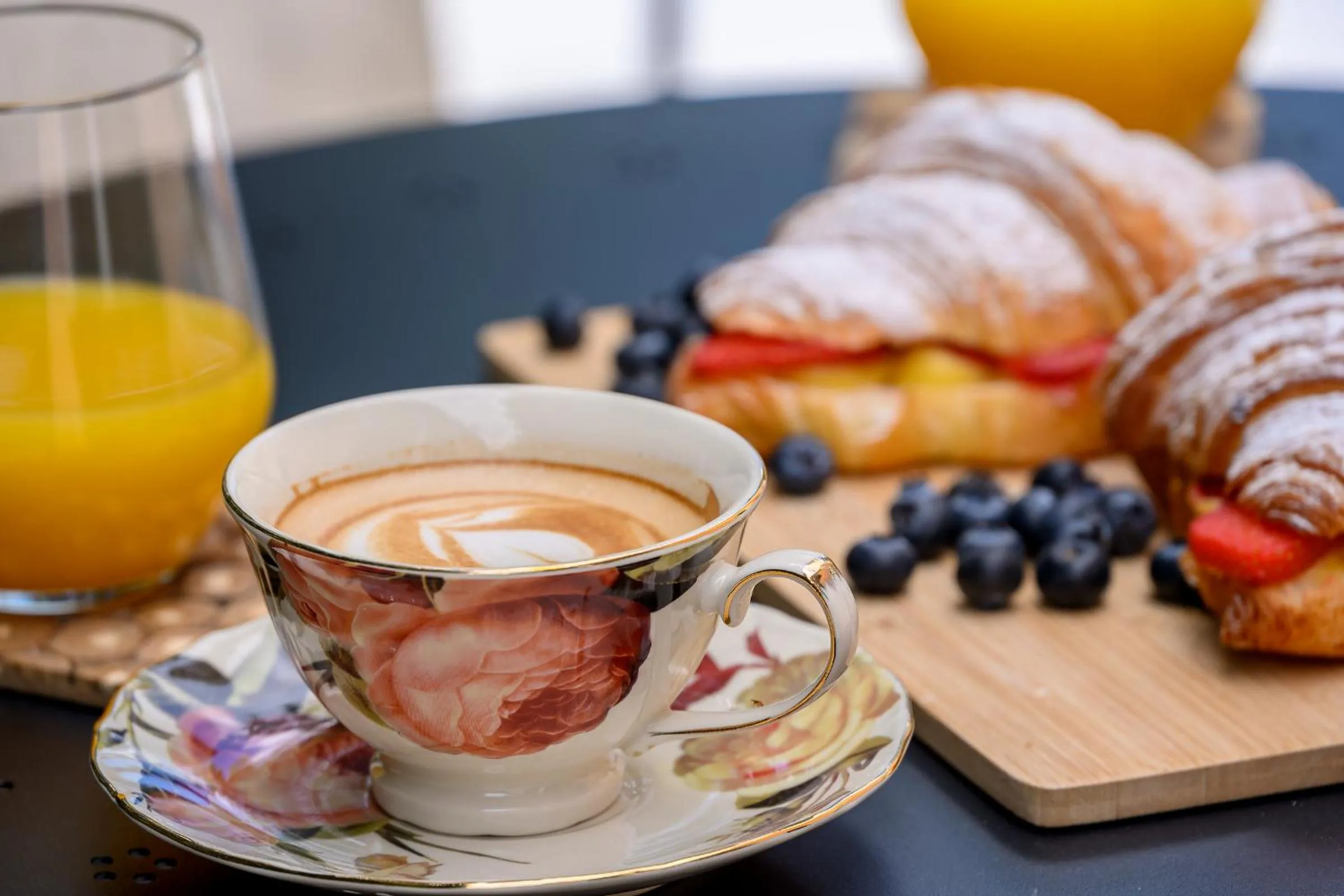 Yellow house with private parking