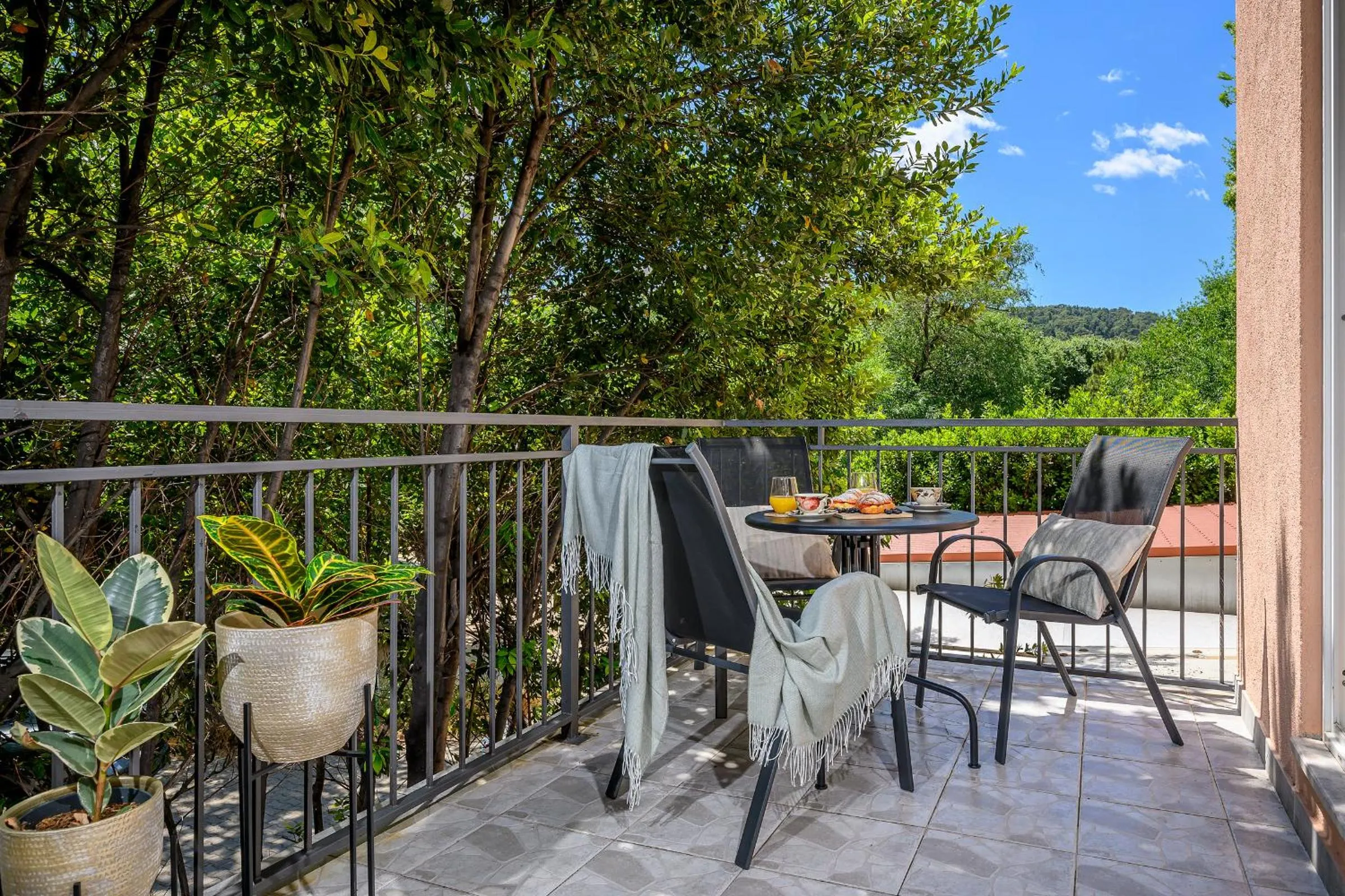 Yellow house with private parking