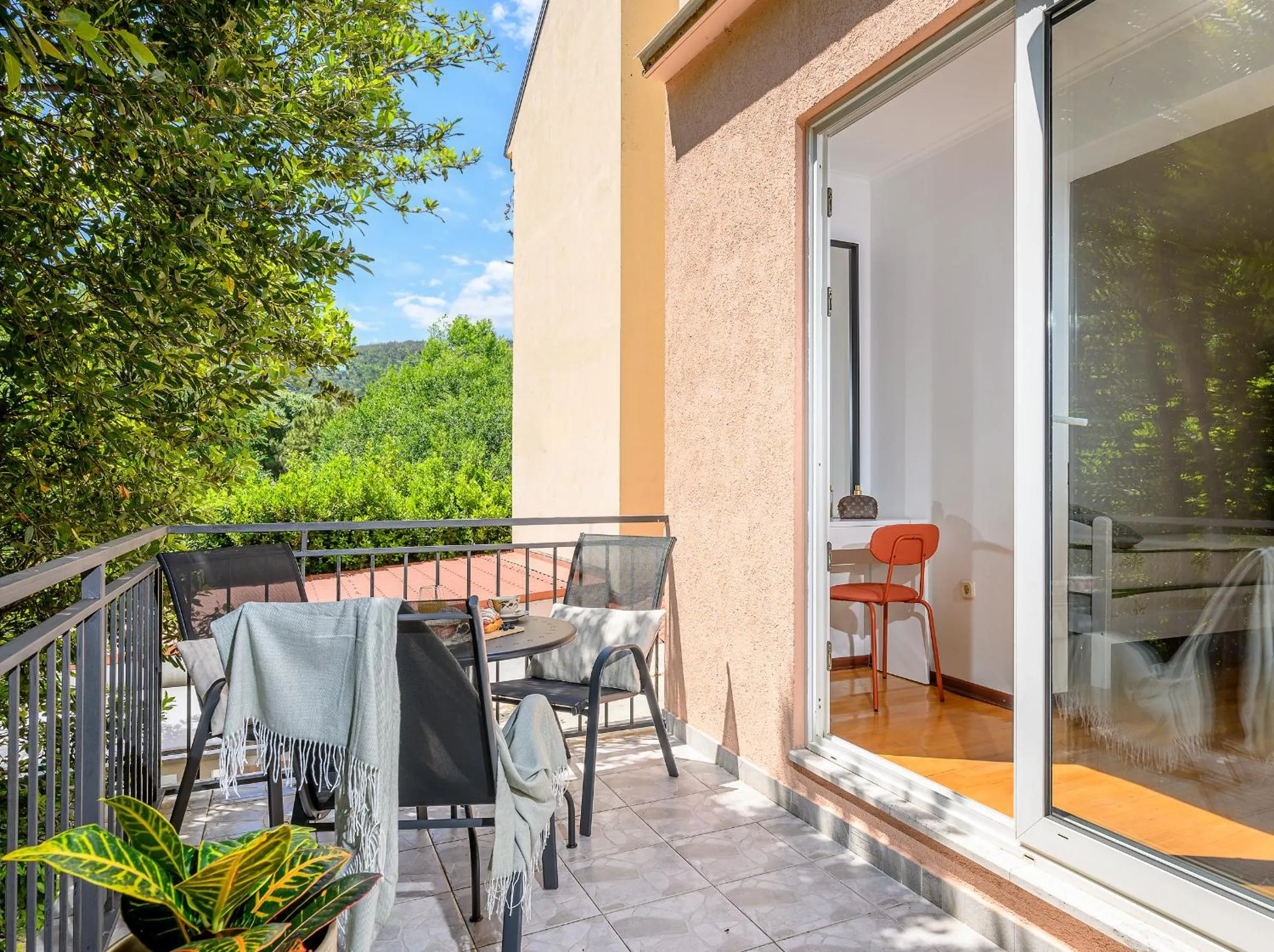 Yellow house with private parking