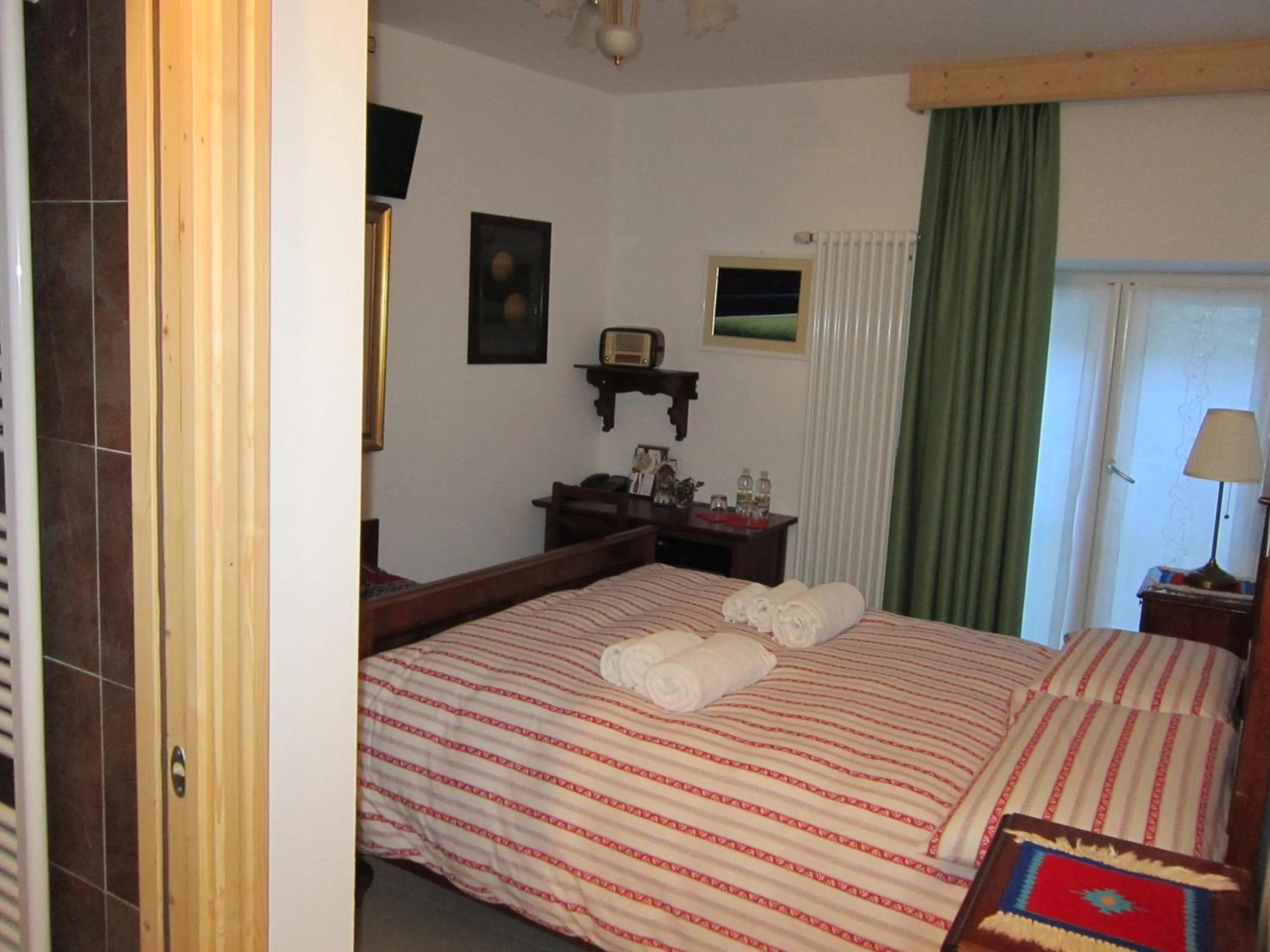 Photo of the whole room, Bed in R&B La Gerla Blu