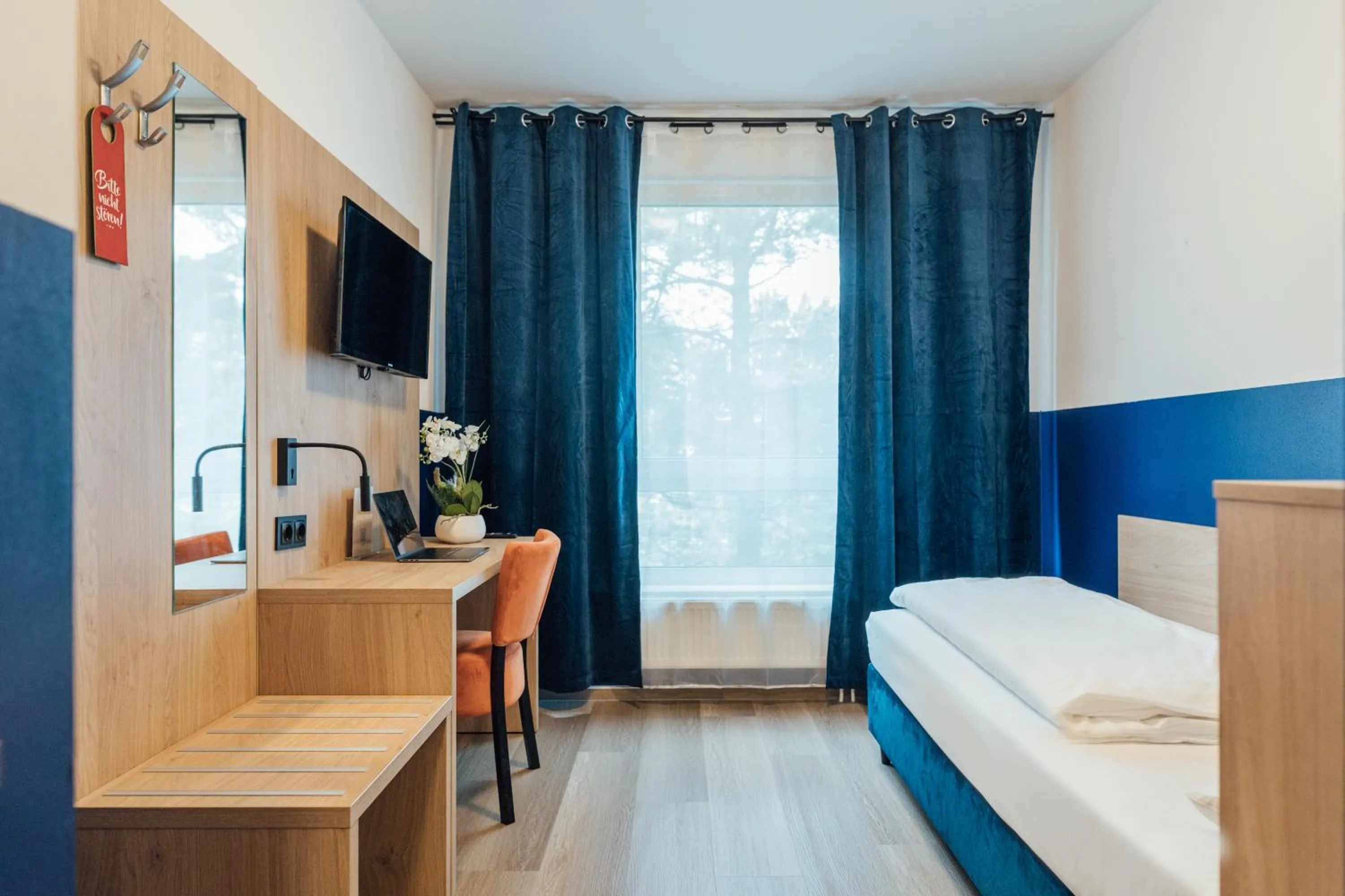 TV and multimedia, Bed in MYKY Aparthotel Harburg - Free Parking