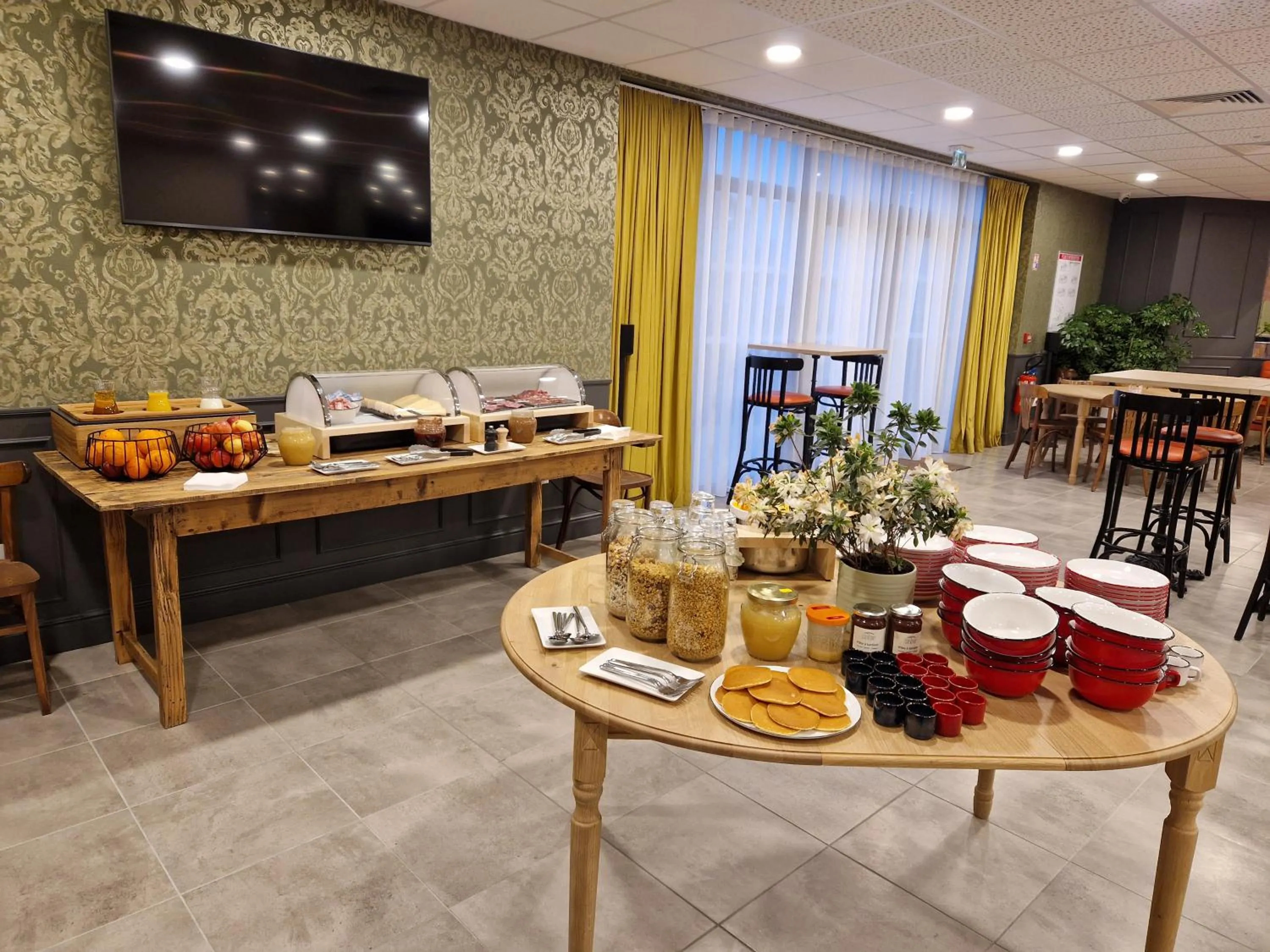 Buffet breakfast in Beelodge Hotel Blois Centre