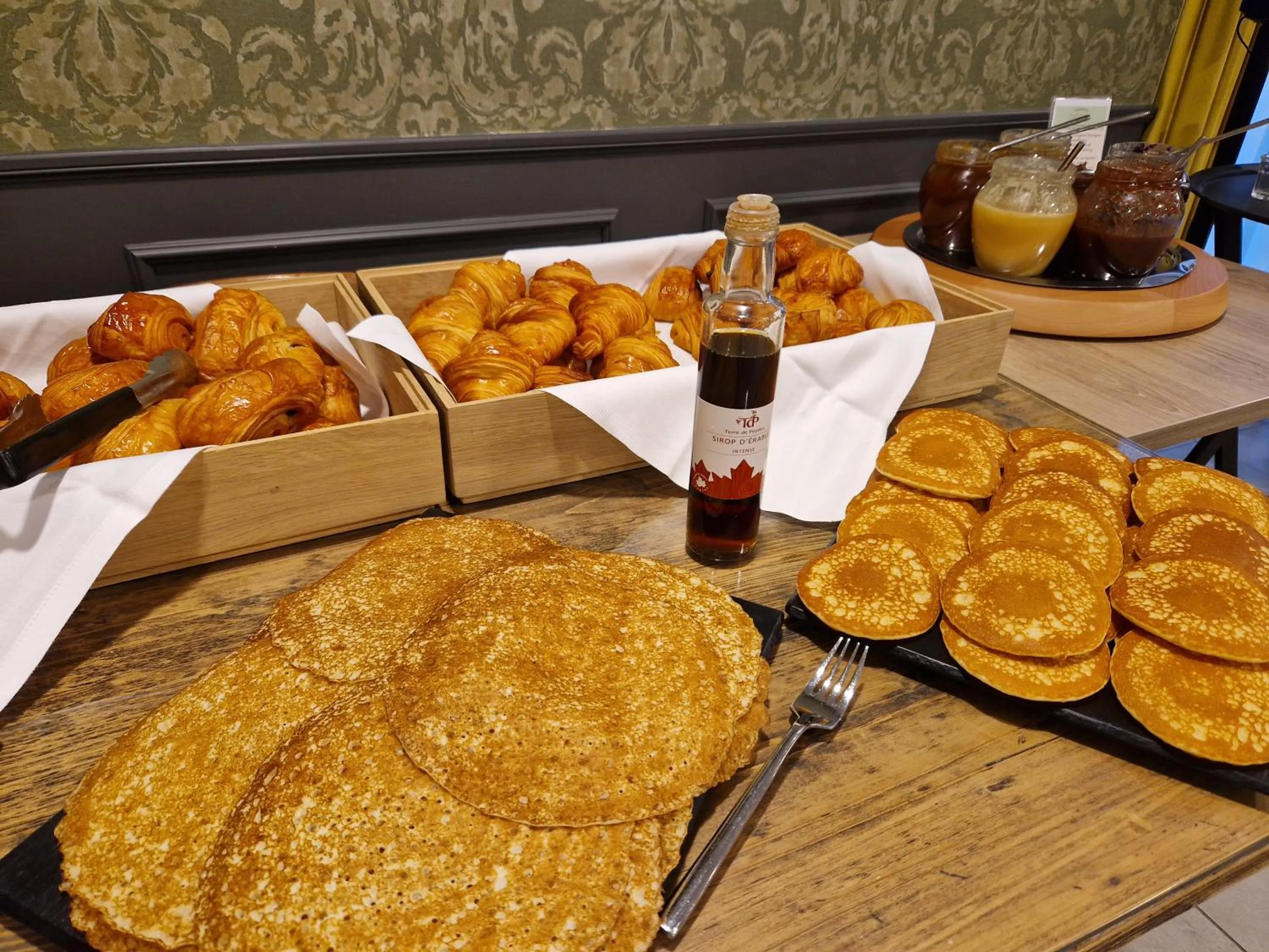 Buffet breakfast in Beelodge Hotel Blois Centre