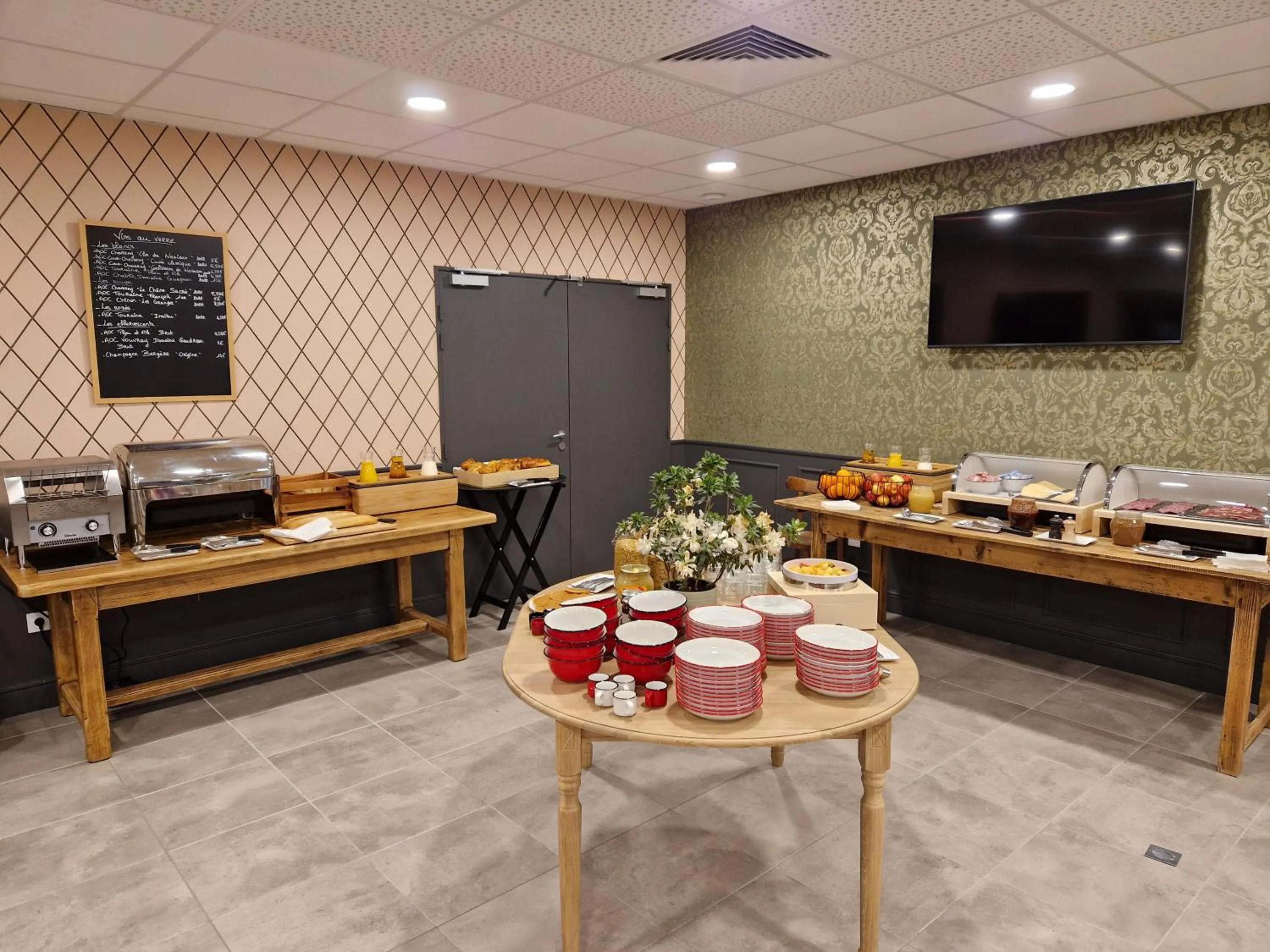 Buffet breakfast in Beelodge Hotel Blois Centre