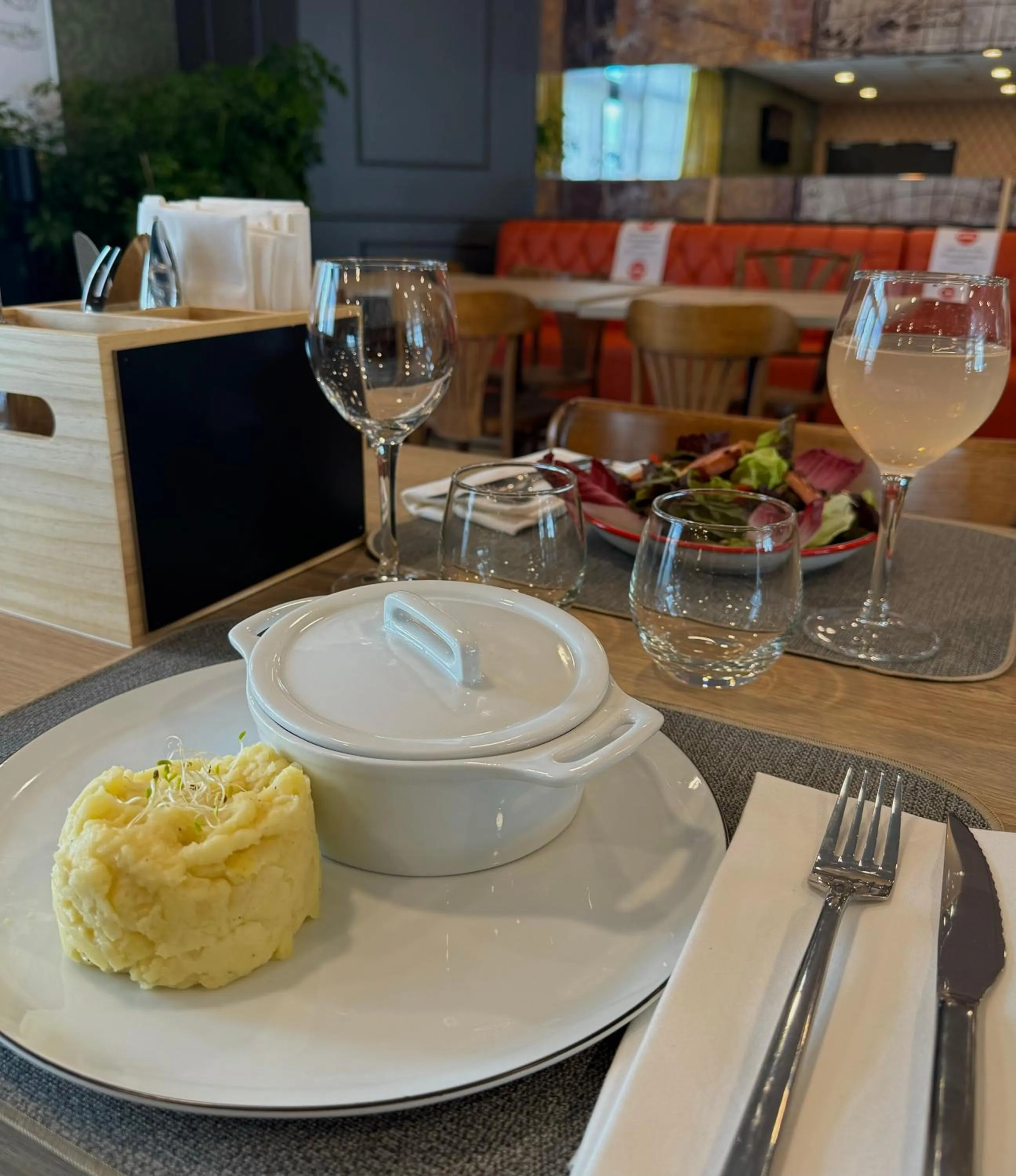 Restaurant/places to eat in Beelodge Hotel Blois Centre