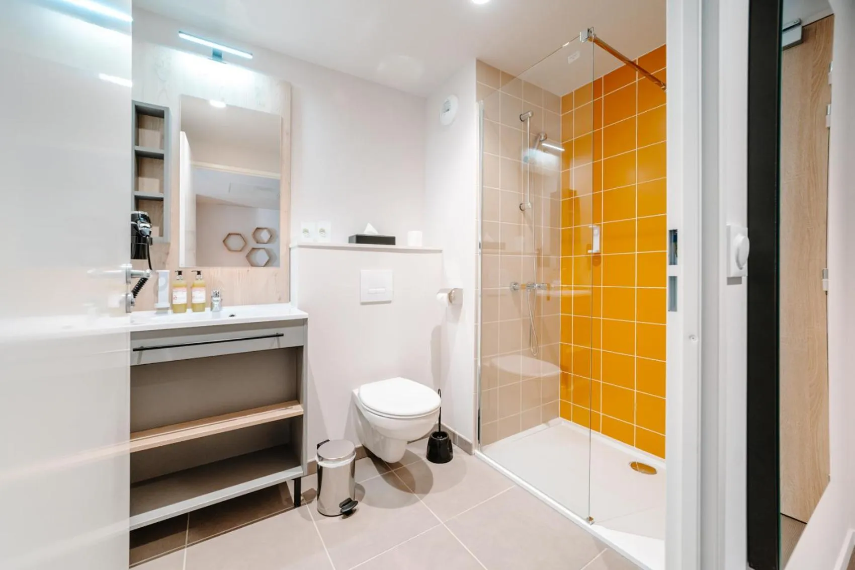 Shower in Beelodge Hotel Blois Centre