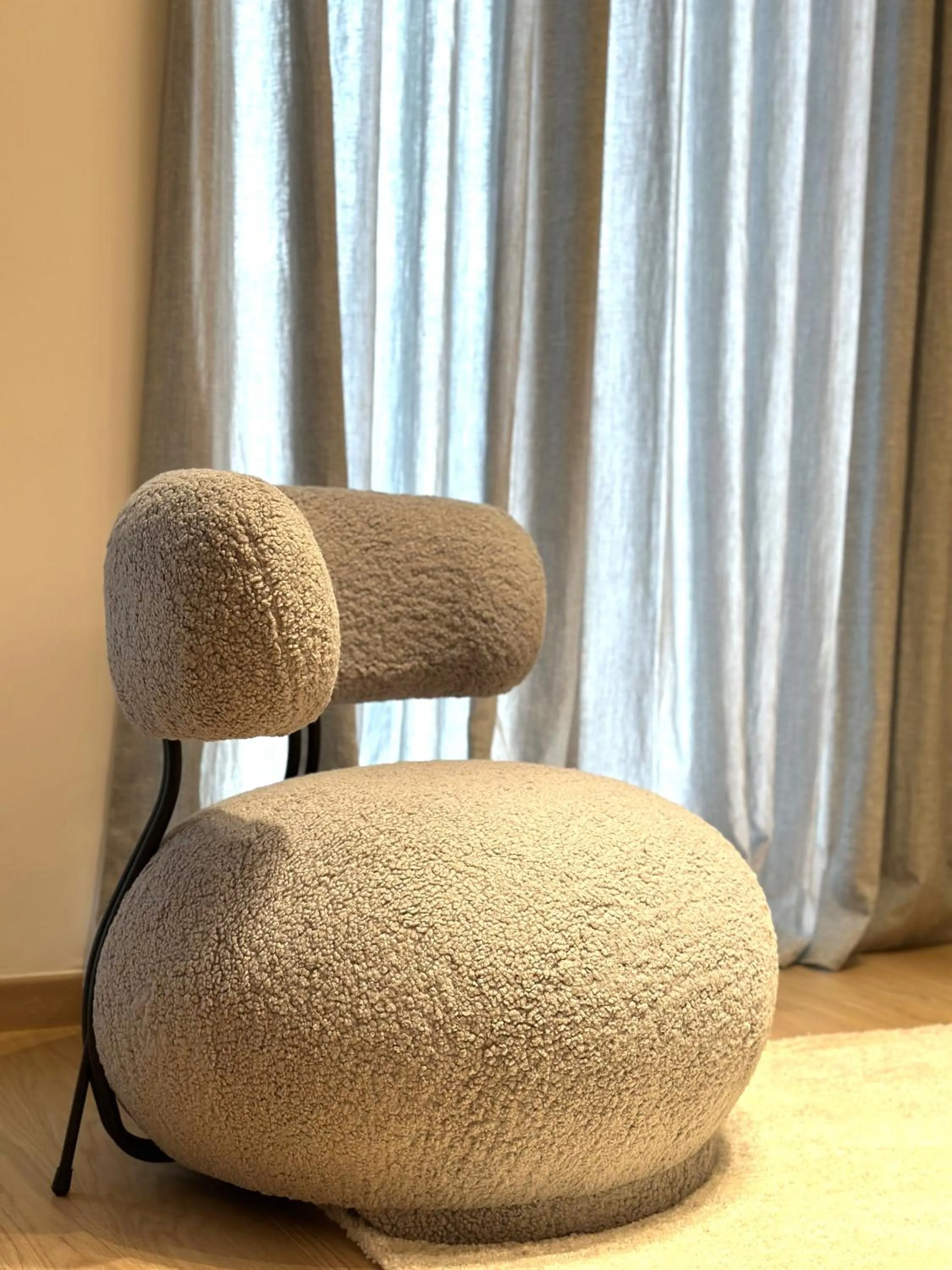 Living room in AIONION RESIDENCES by K&K