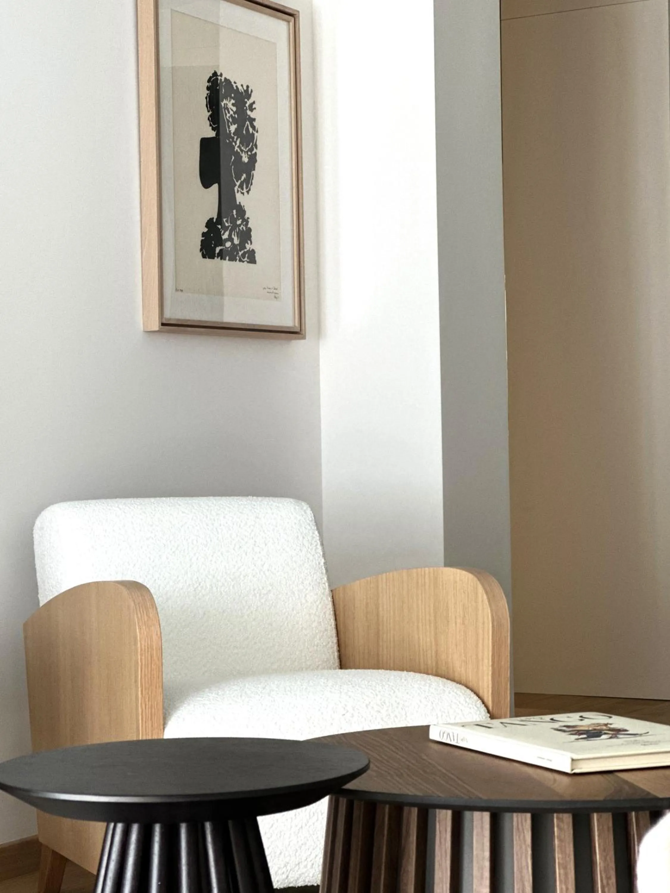 Living room in AIONION RESIDENCES by K&K