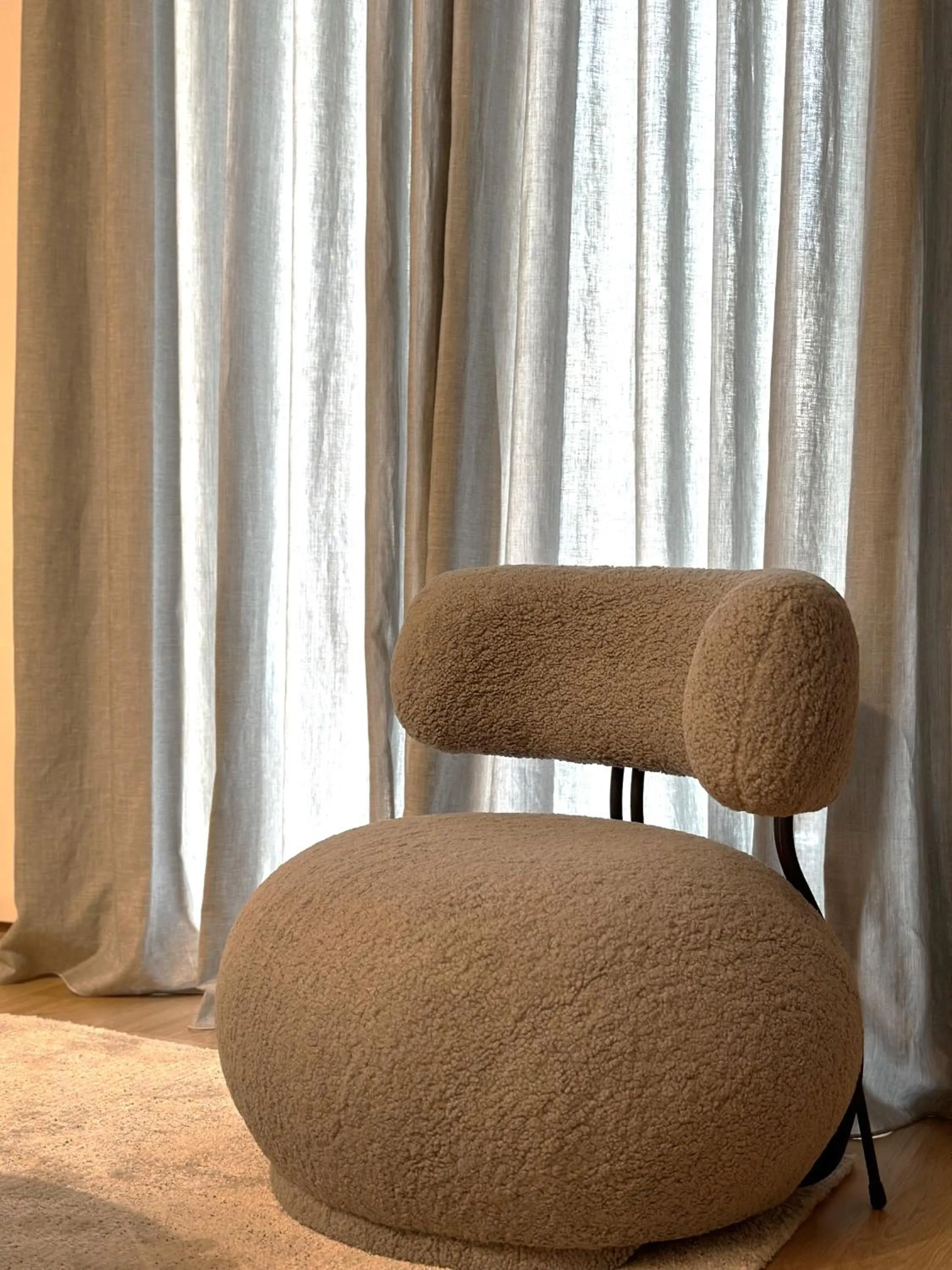 Living room in AIONION RESIDENCES by K&K