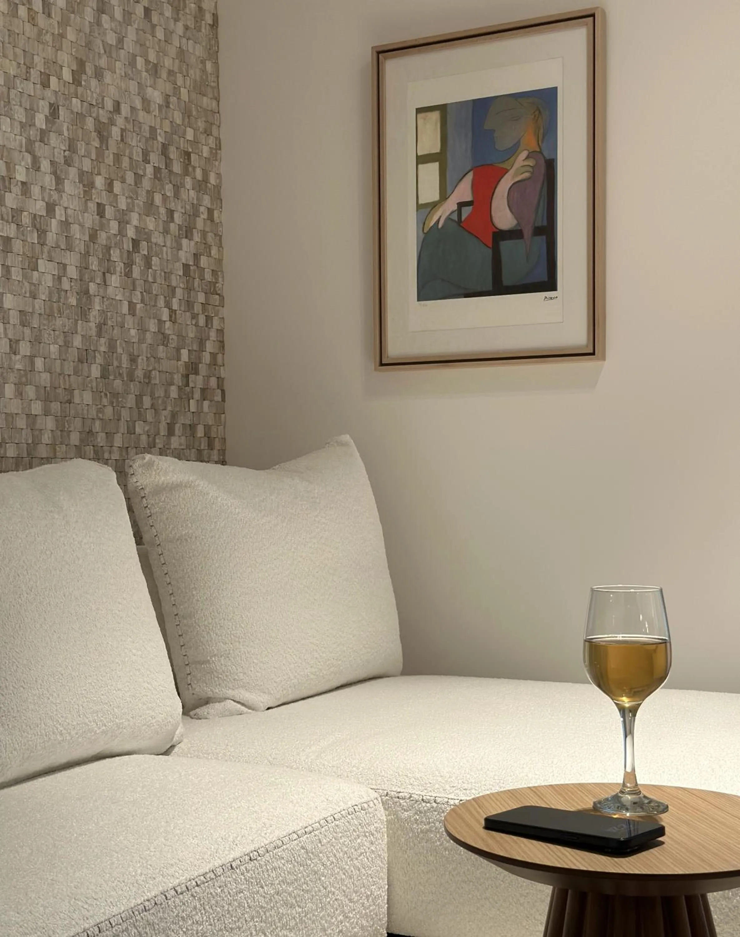 Living room in AIONION RESIDENCES by K&K