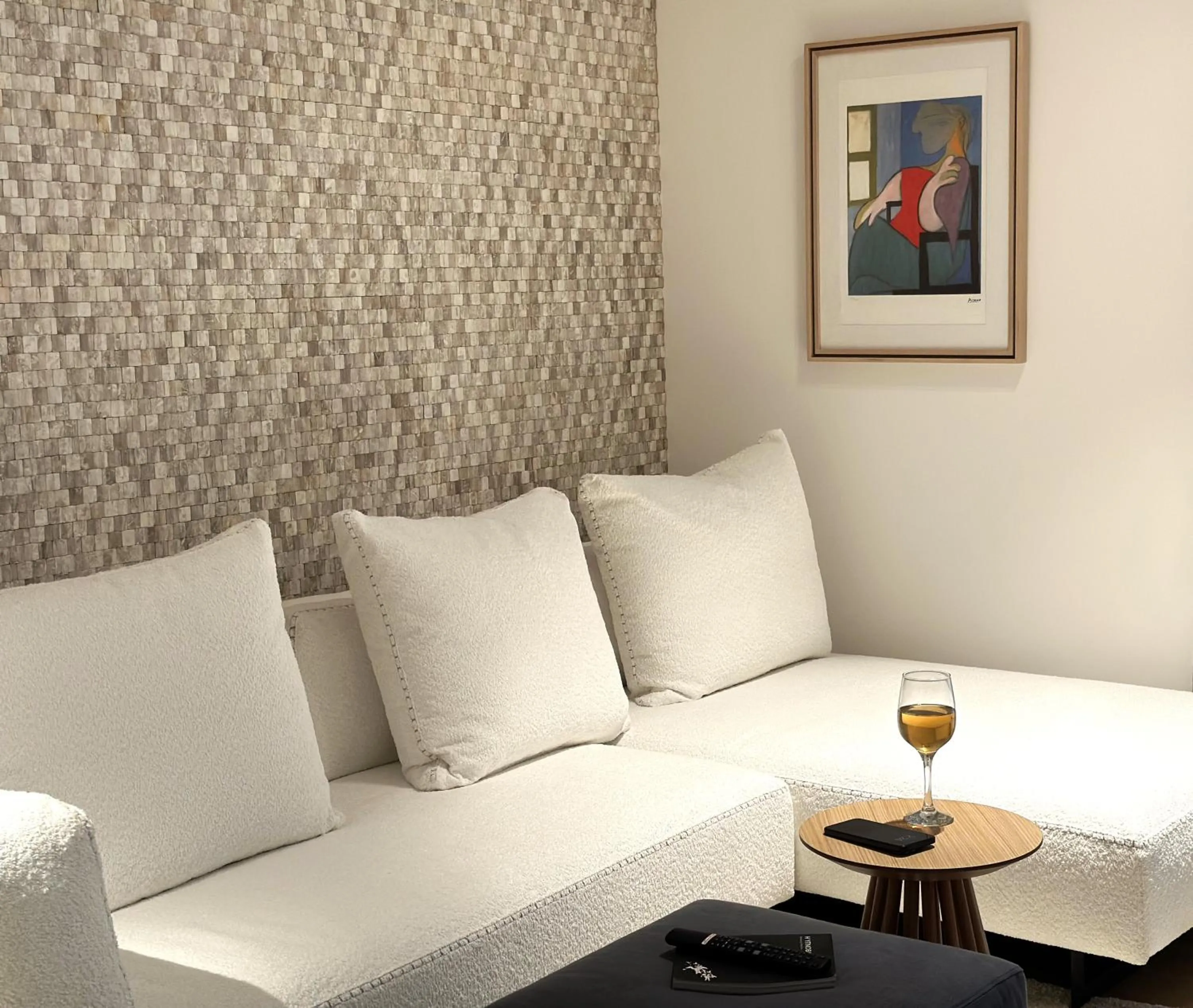 Living room in AIONION RESIDENCES by K&K