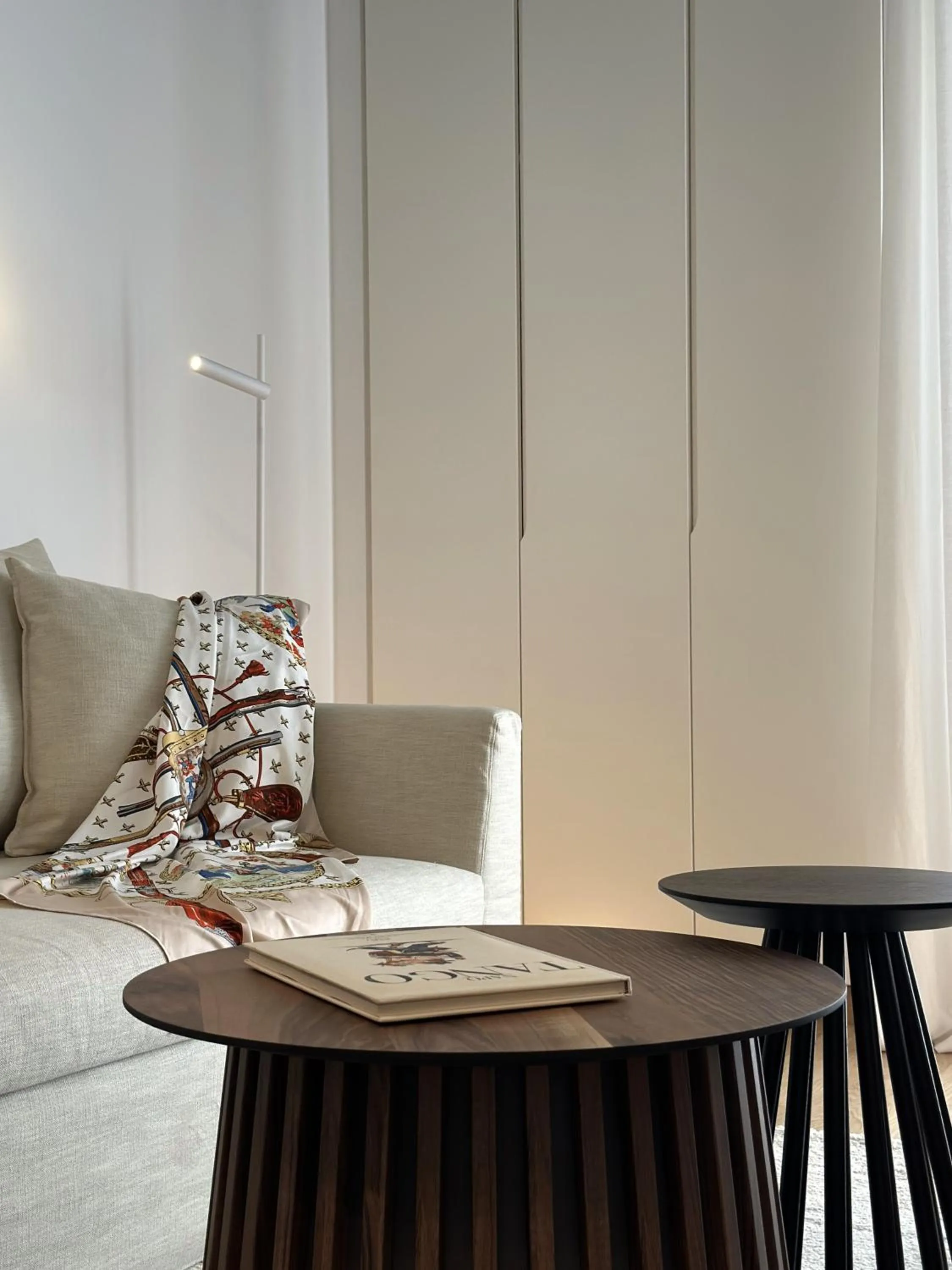 Living room in AIONION RESIDENCES by K&K