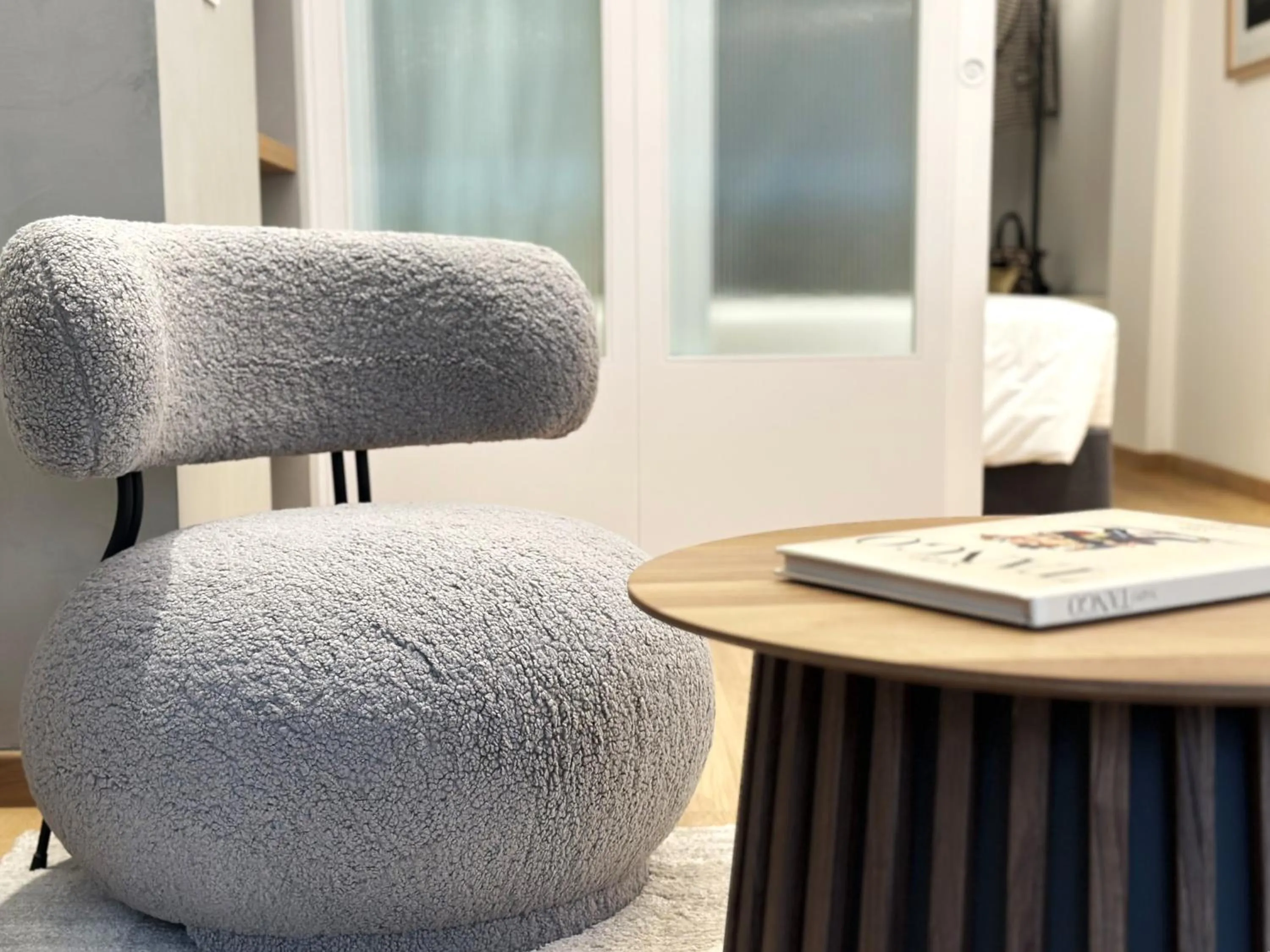 Living room in AIONION RESIDENCES by K&K