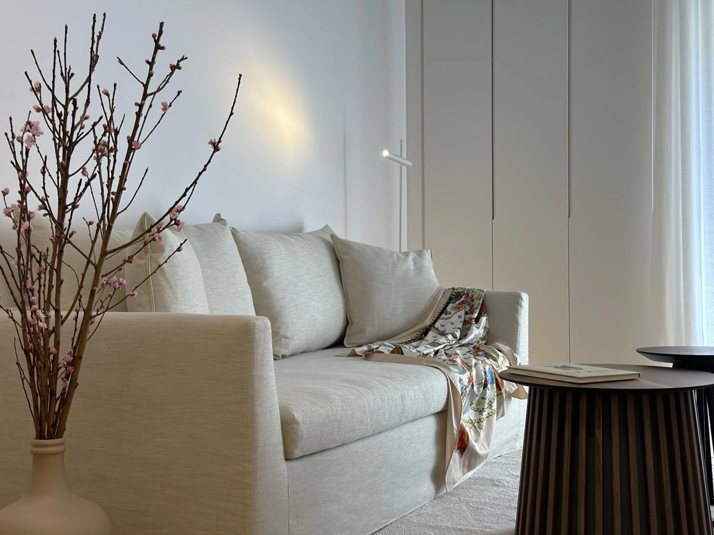 Living room in AIONION RESIDENCES by K&K