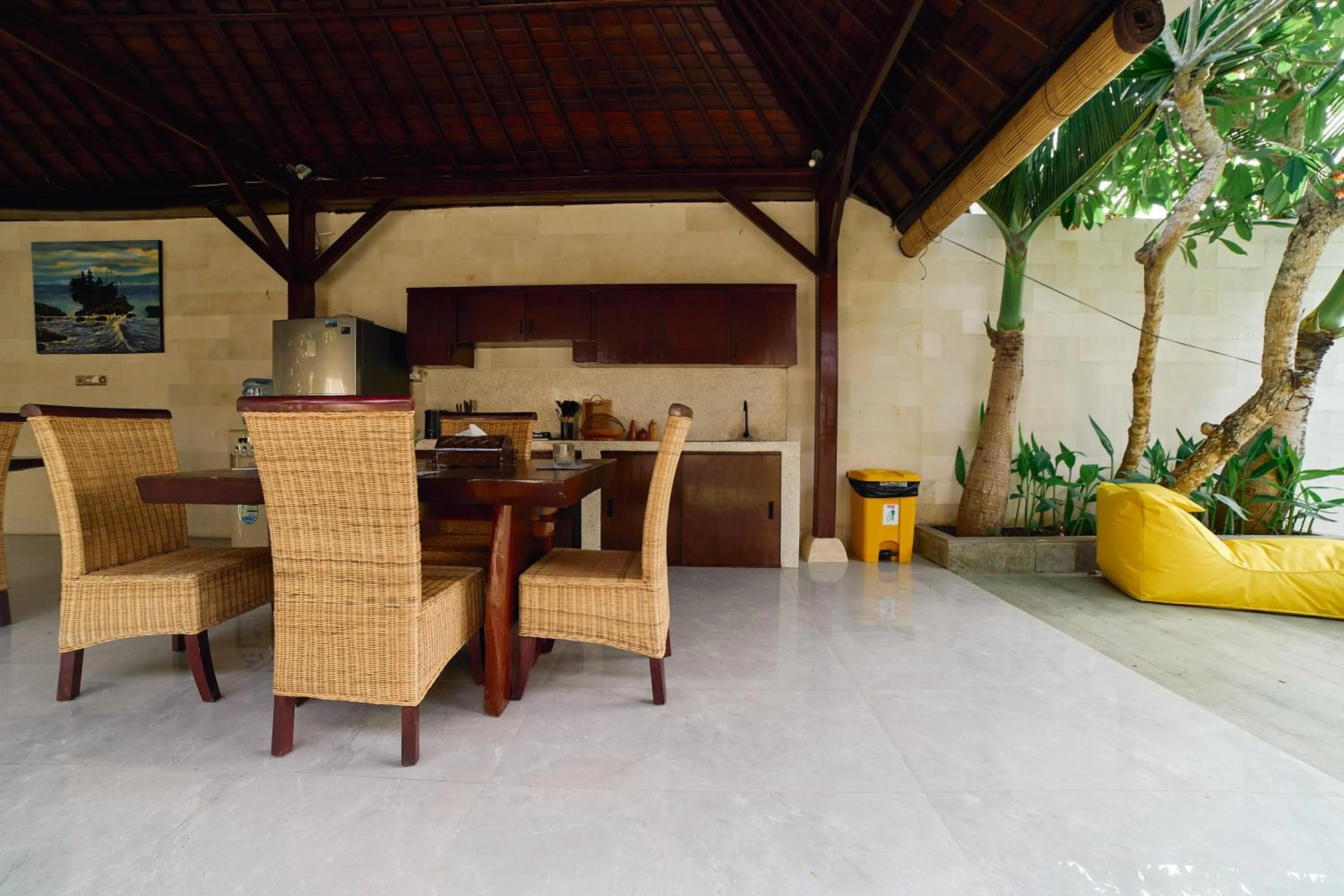 Seating area in Cantik ArtVilla for big company by ArthouseBali