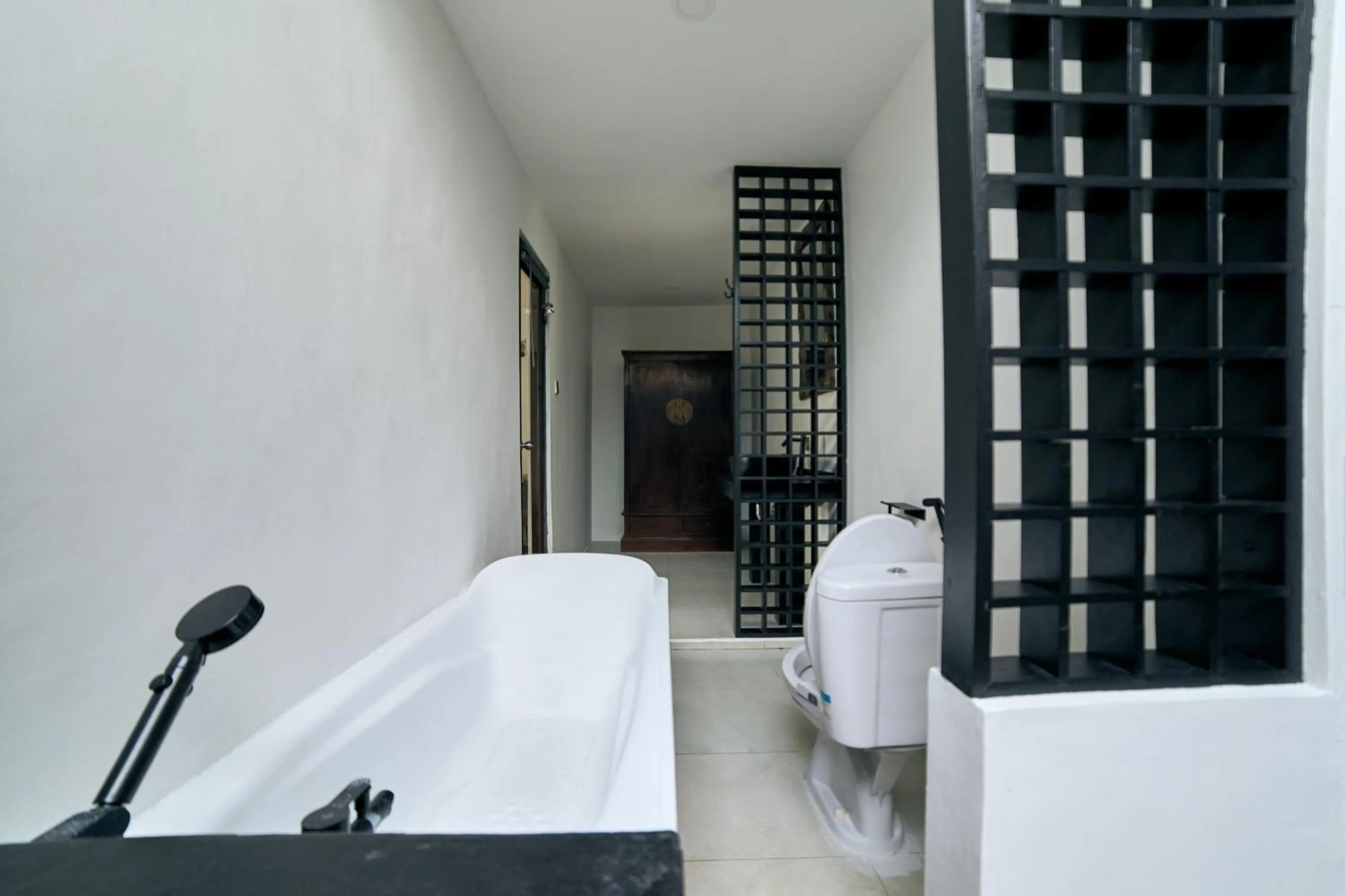 Bathroom in Cantik ArtVilla for big company by ArthouseBali
