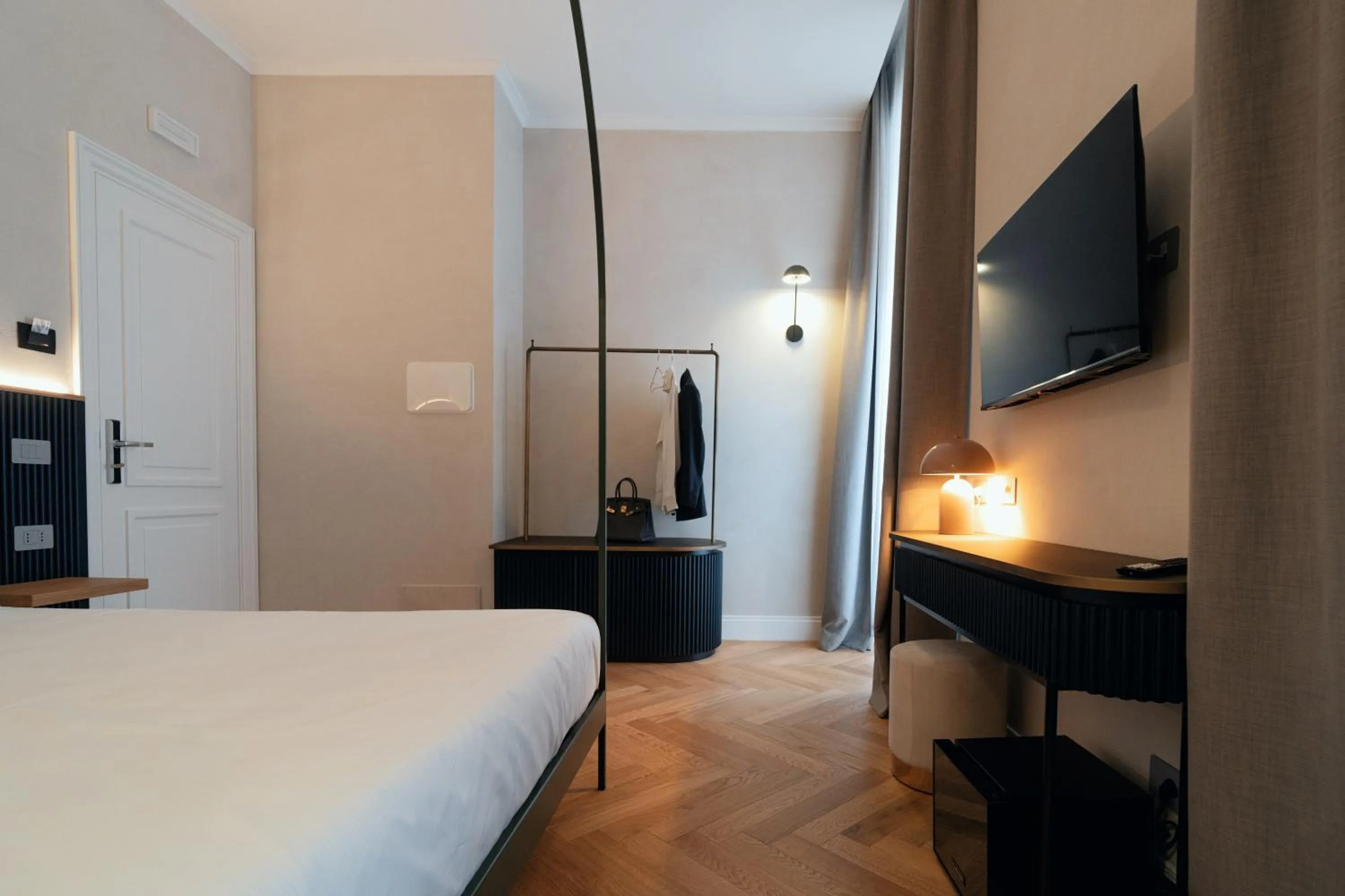 Photo of the whole room, Bed in The Flow - Via Del Corso