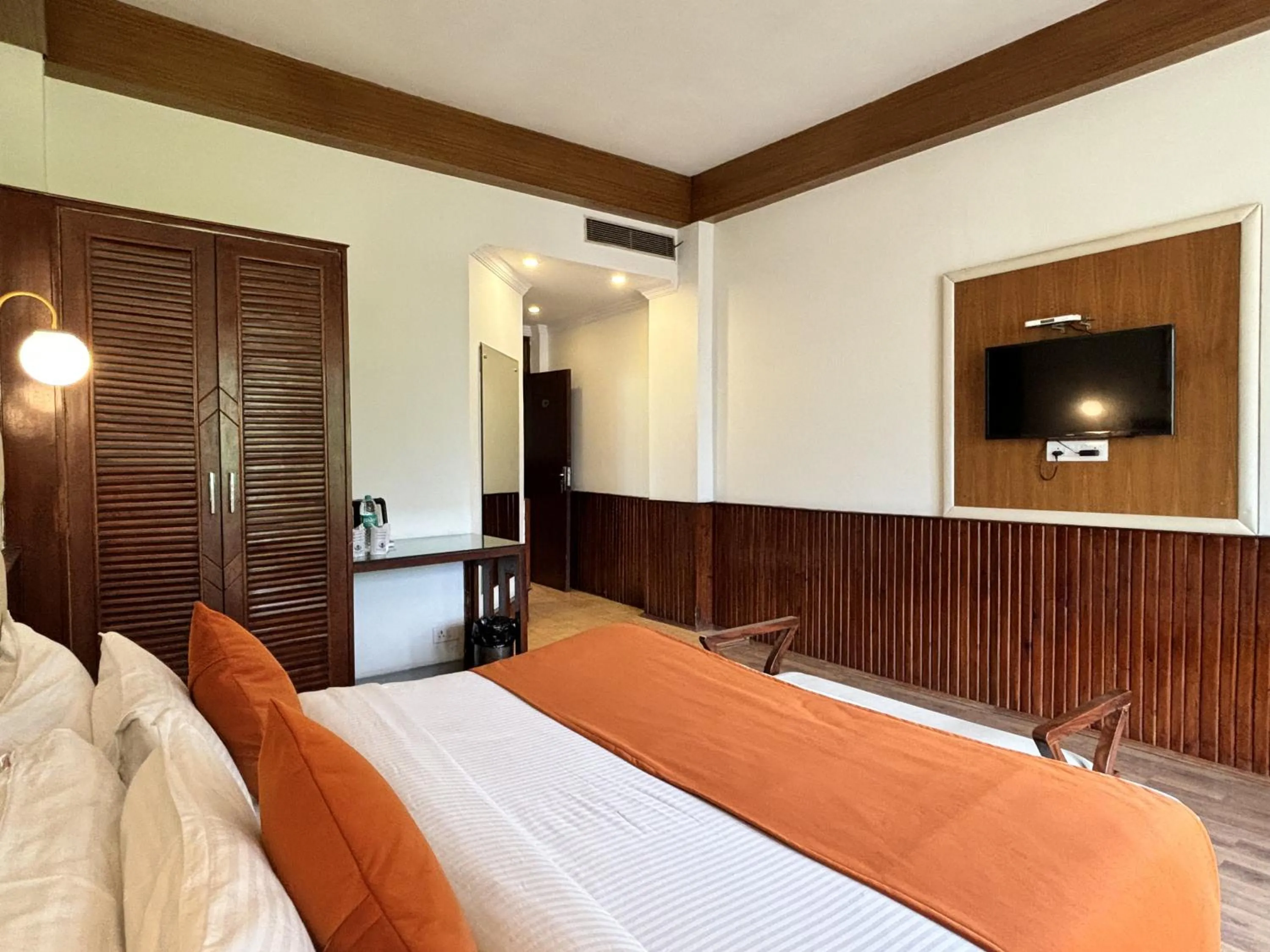 Photo of the whole room, Bed in Shobla Royale